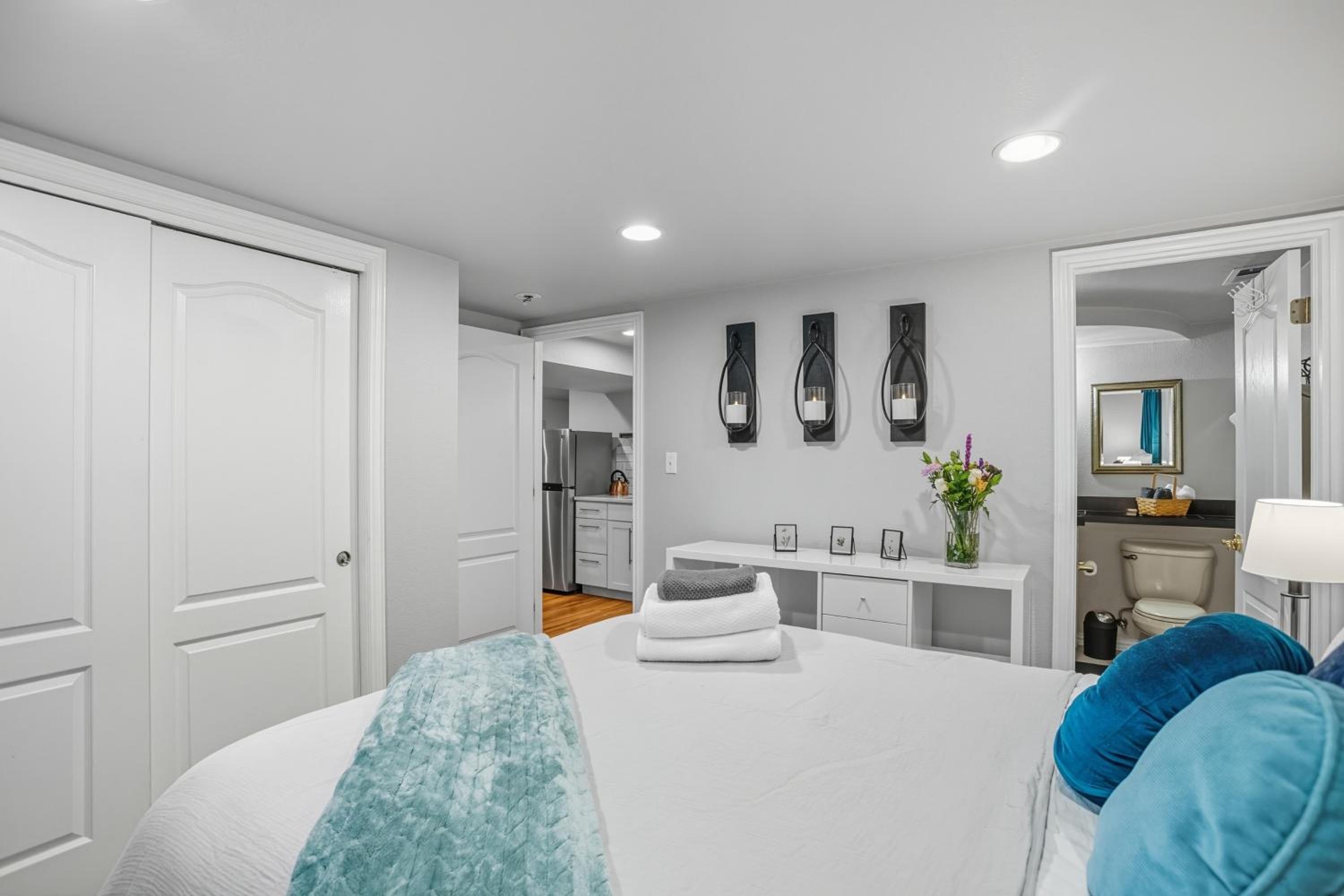 9 Mi to Red Rocks Modern Getaway with Private Yard