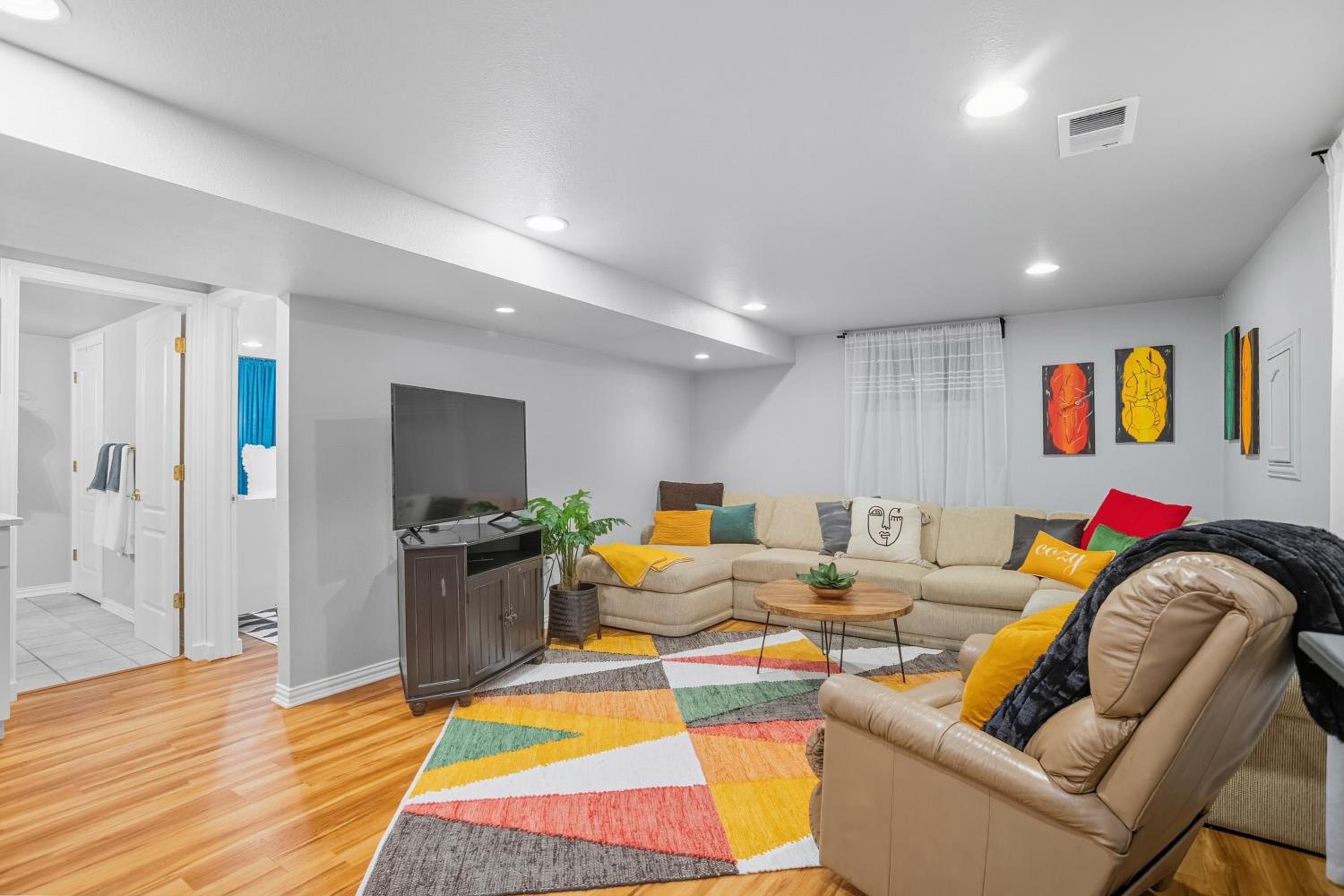 9 Mi to Red Rocks Modern Getaway with Private Yard