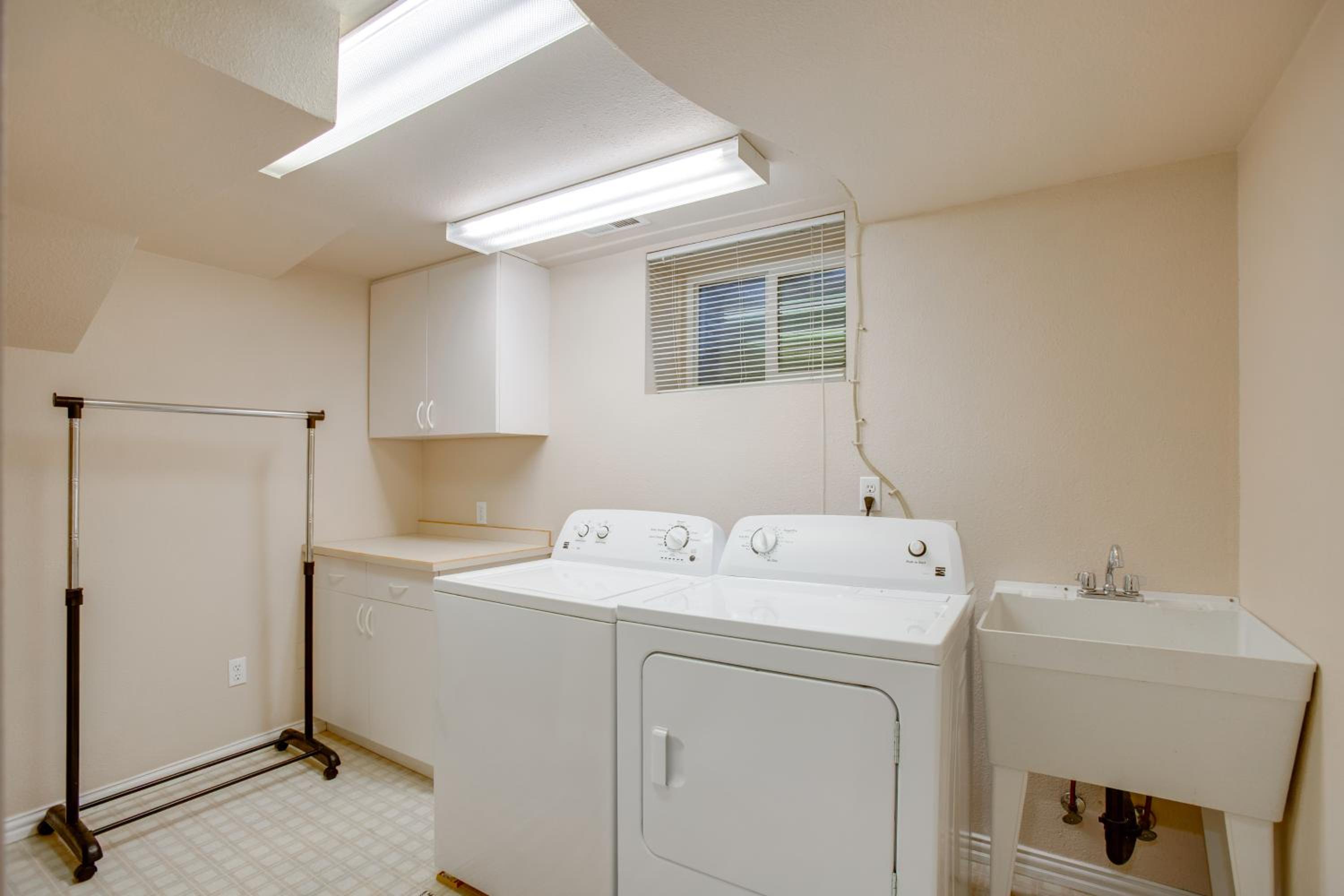9 Mi to Red Rocks Modern Getaway with Private Yard
