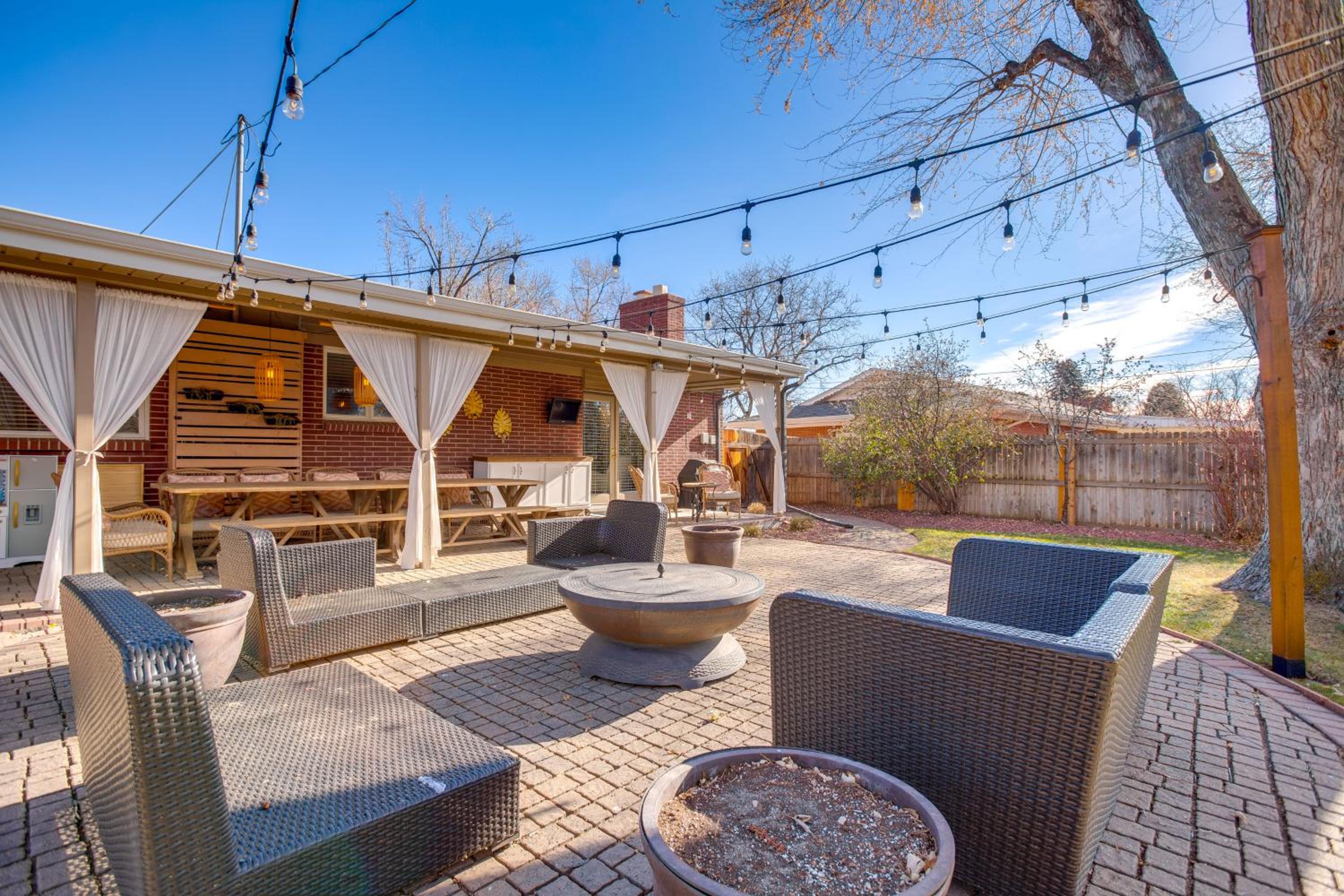 9 Mi to Red Rocks Modern Getaway with Private Yard