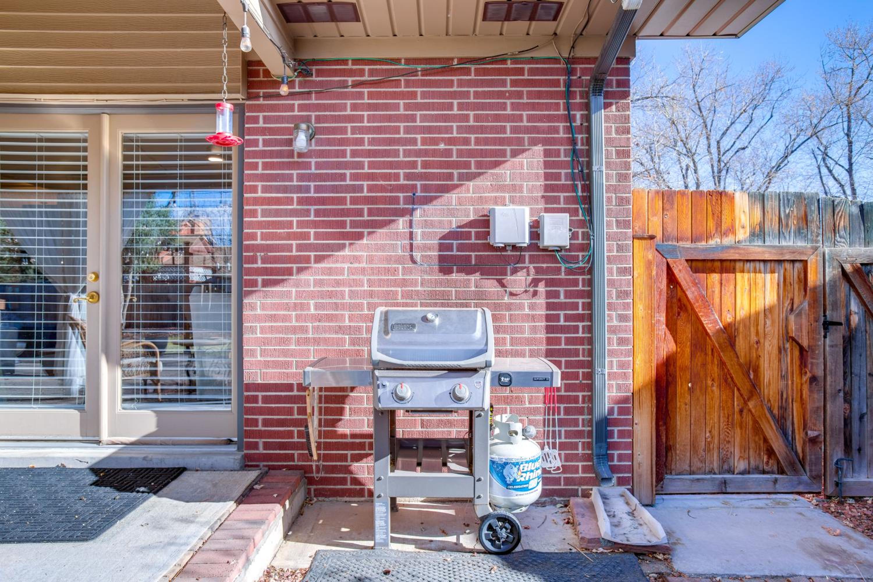 9 Mi to Red Rocks Modern Getaway with Private Yard