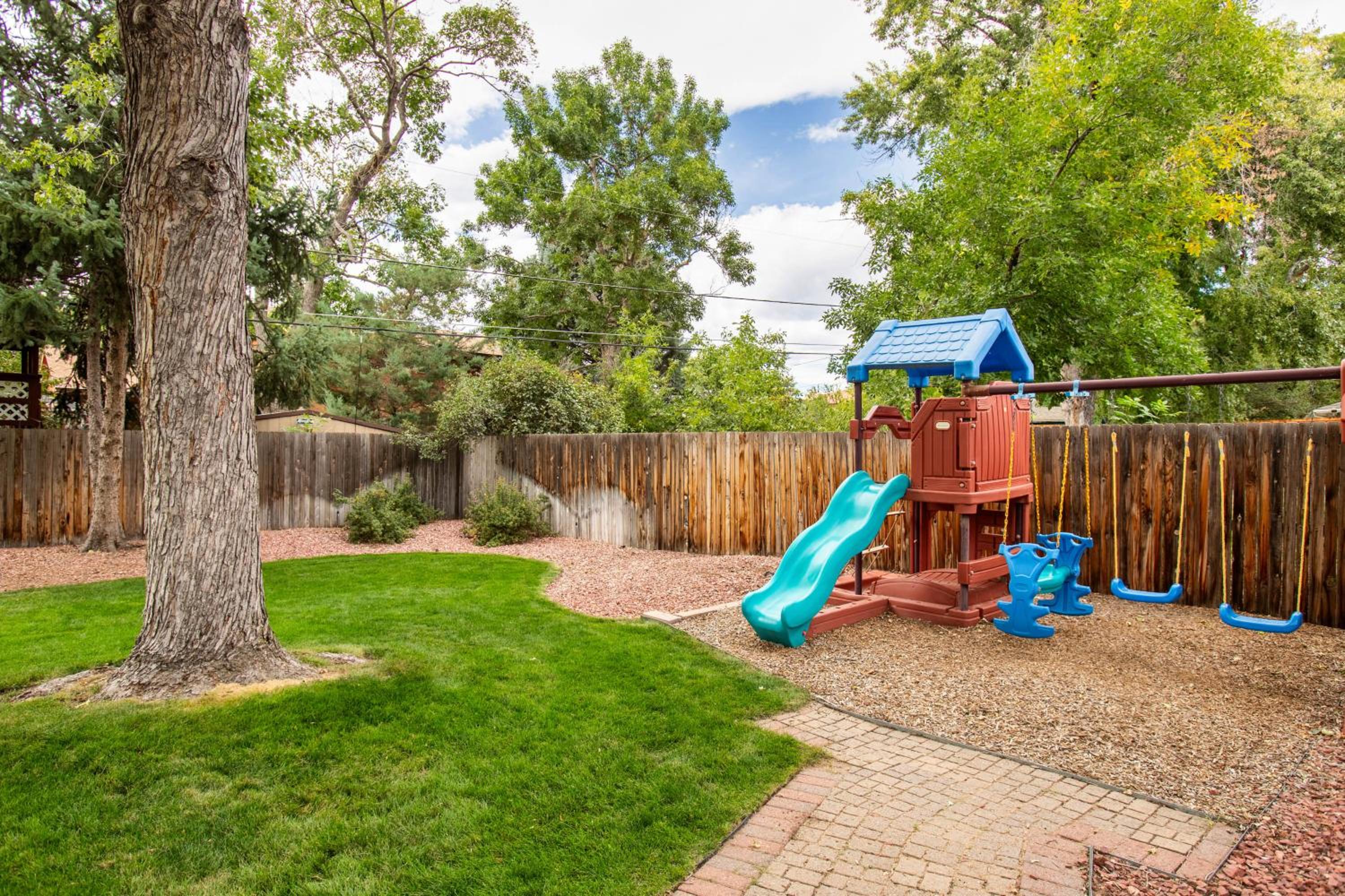 9 Mi to Red Rocks Modern Getaway with Private Yard