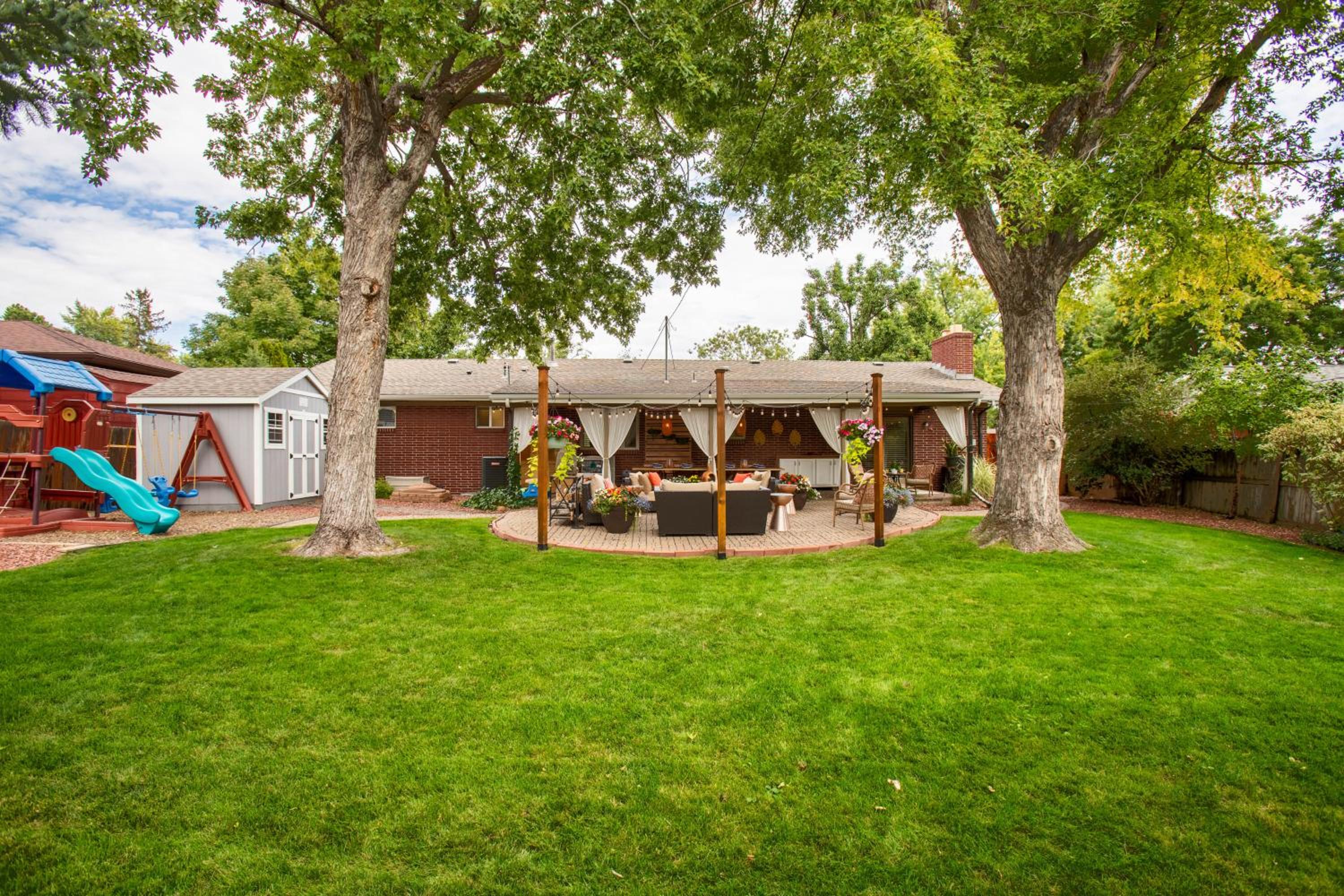 9 Mi to Red Rocks Modern Getaway with Private Yard
