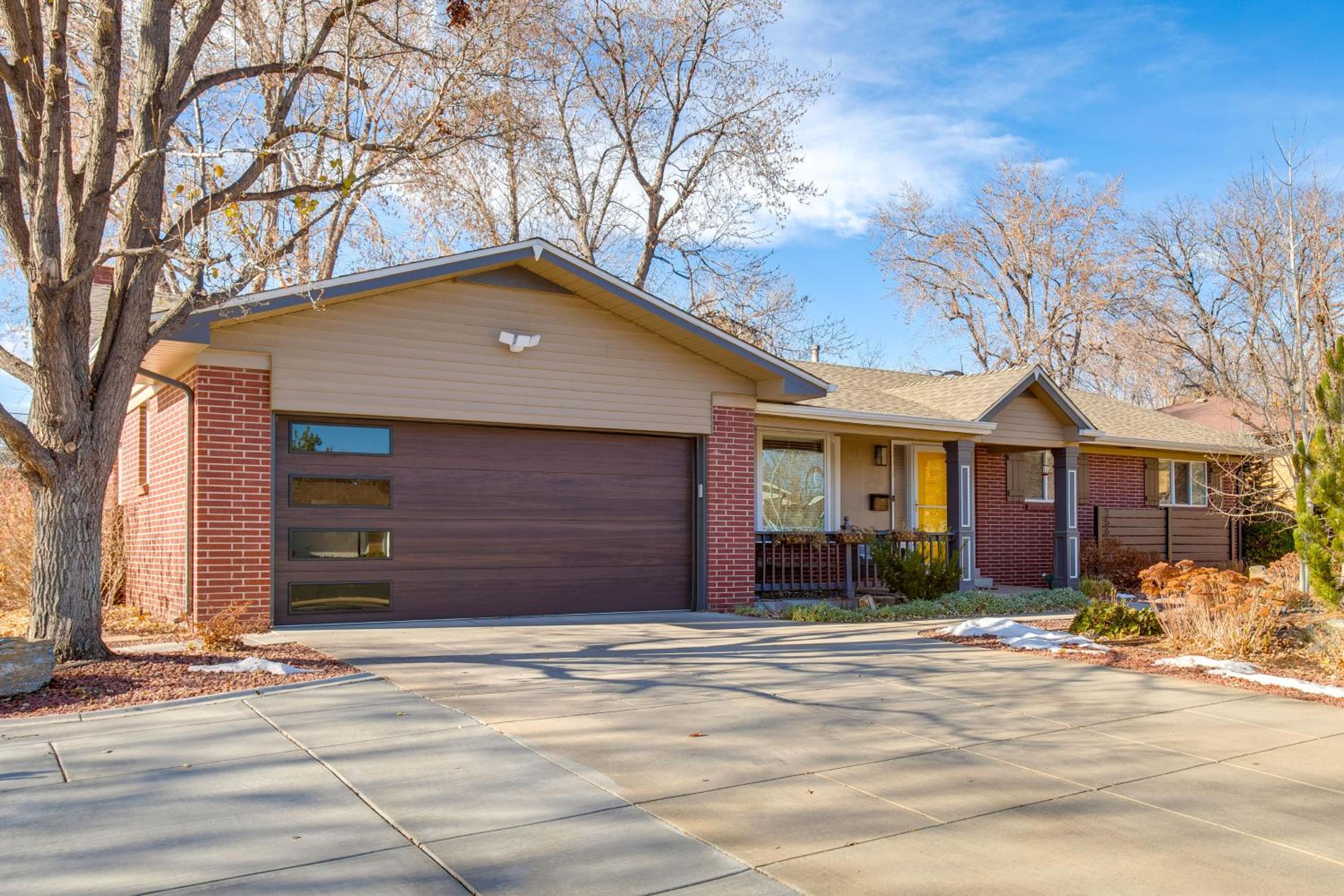 9 Mi to Red Rocks Modern Getaway with Private Yard