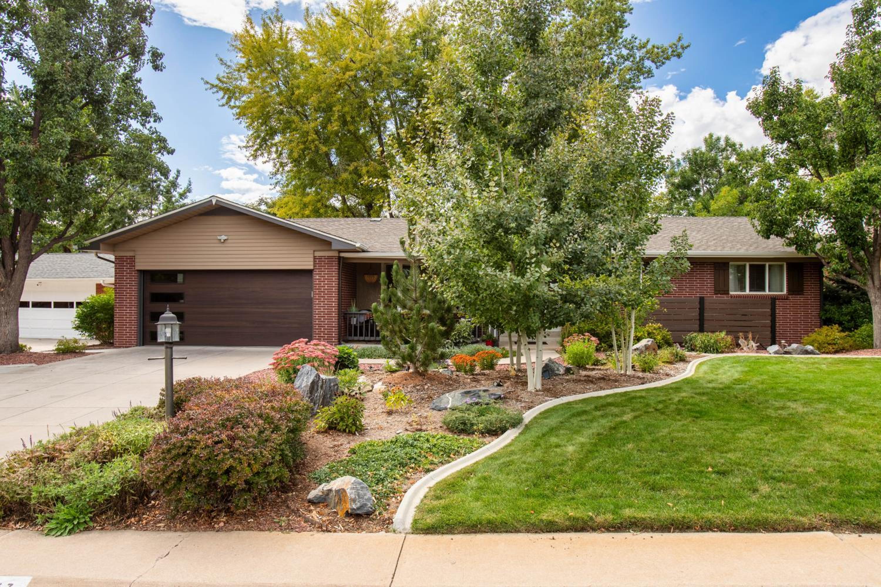 9 Mi to Red Rocks Modern Getaway with Private Yard