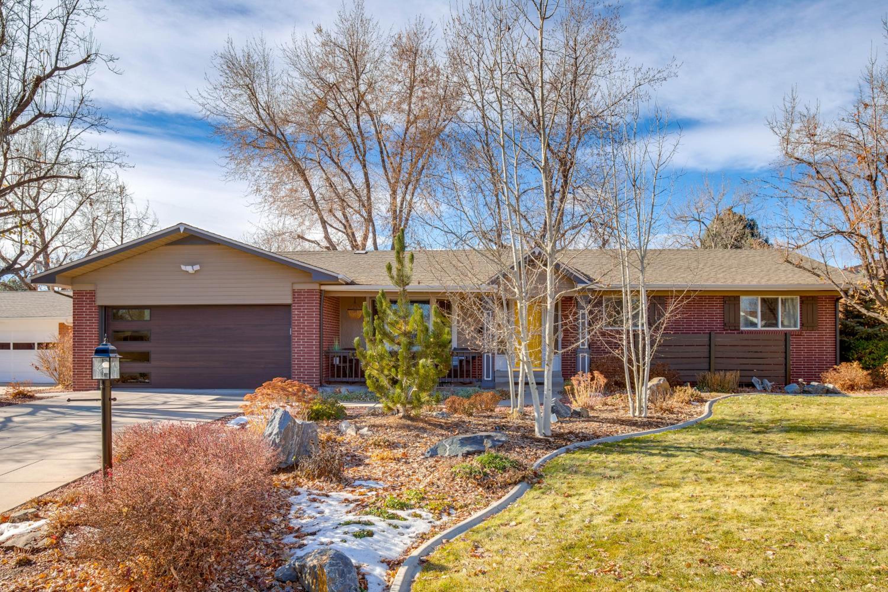 9 Mi to Red Rocks Modern Getaway with Private Yard