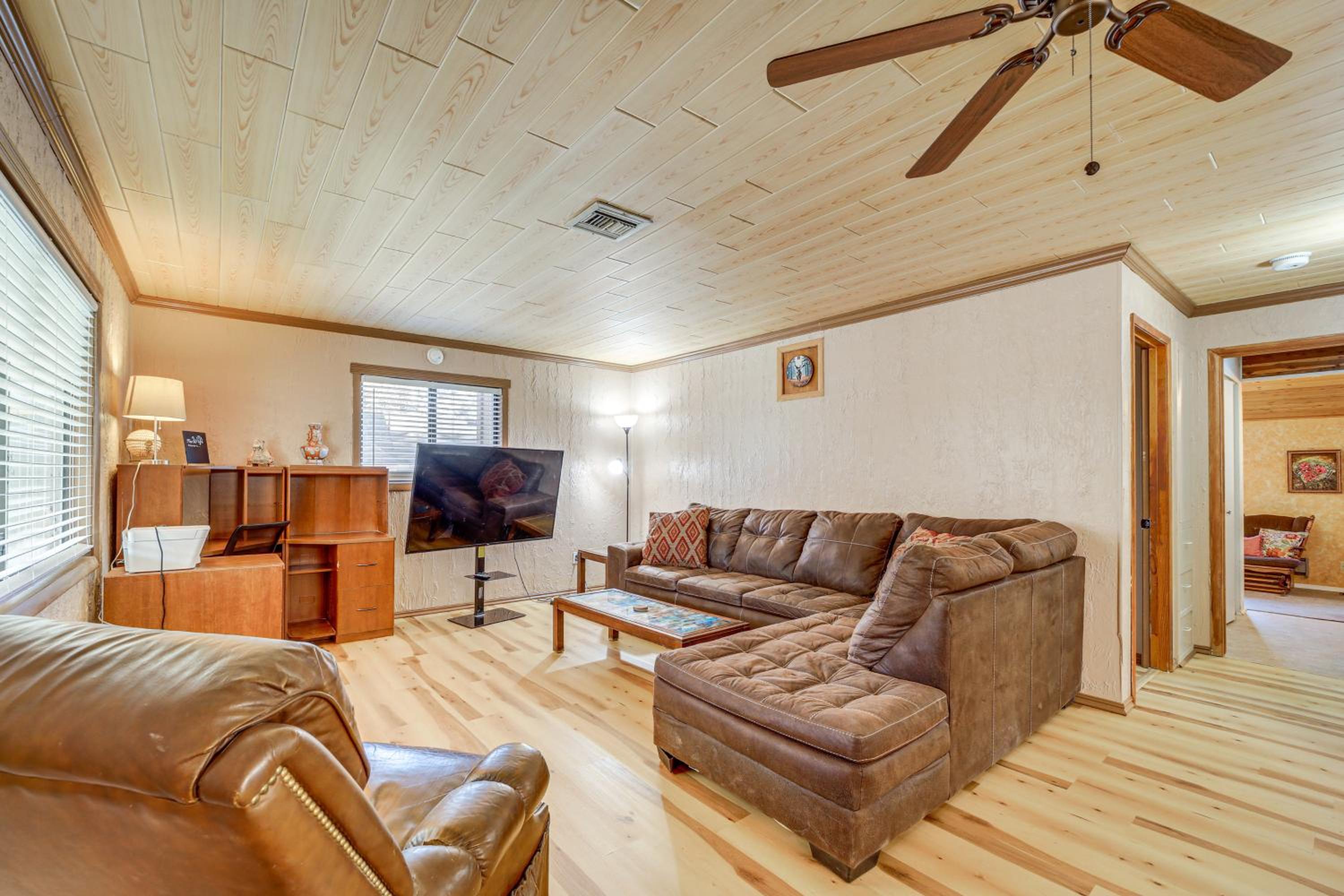 Near Scenic Trails and Parks! Central Payson Retreat