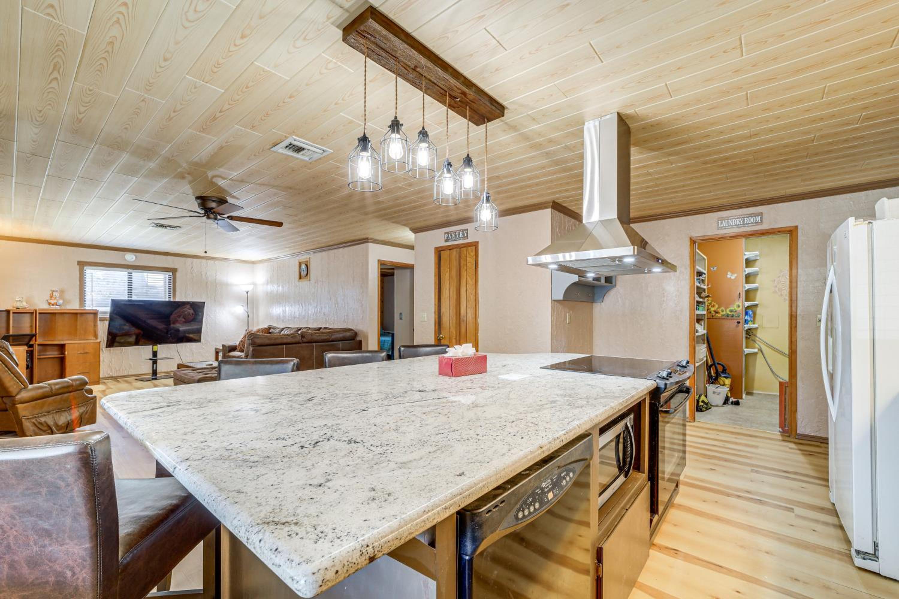 Near Scenic Trails and Parks! Central Payson Retreat