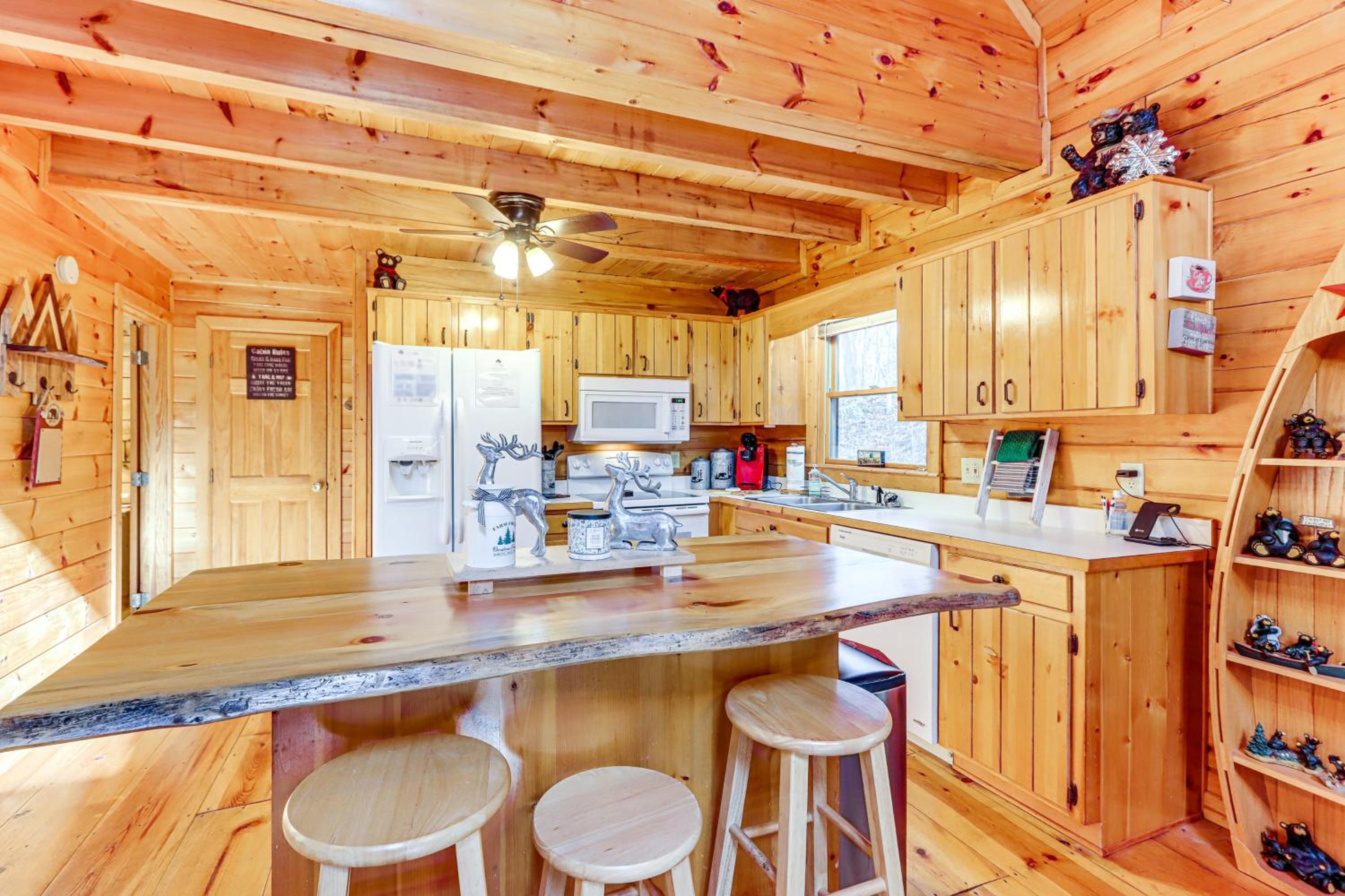 Game Room and Hot Tub! Family Cabin in Blue Ridge