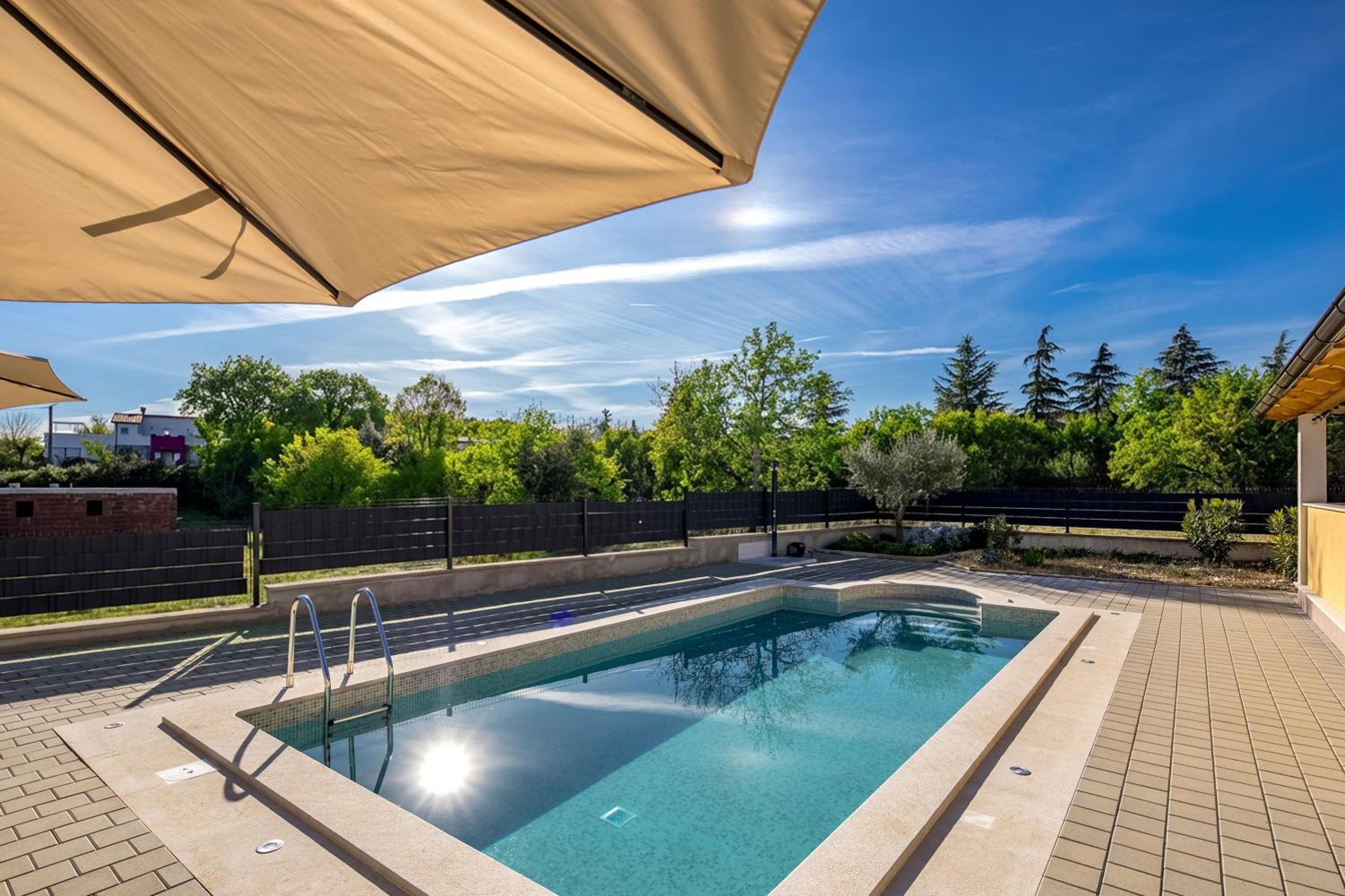 Casa Berton - Heated Saltwater Pool - Happy Rentals