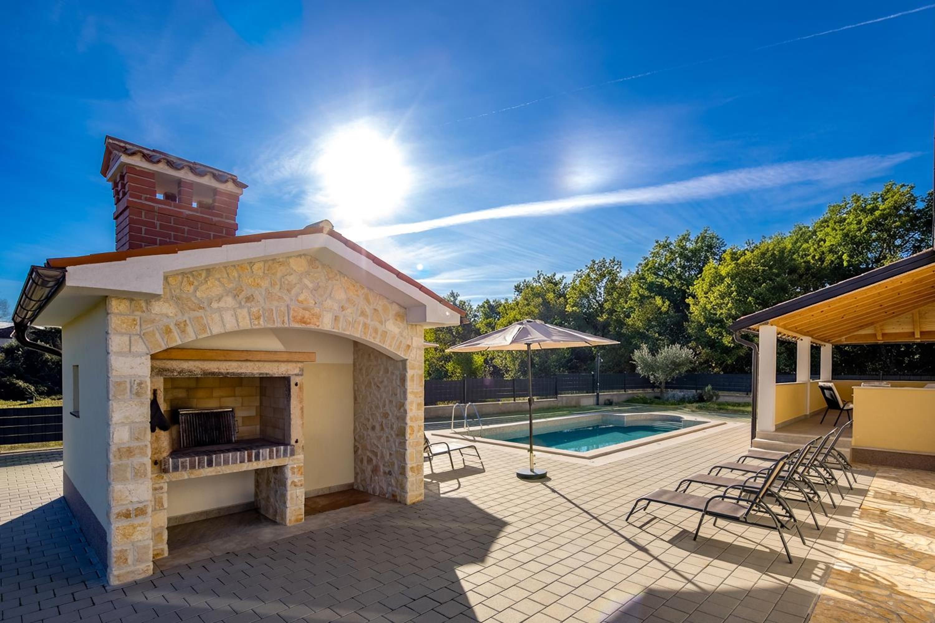 Casa Berton - Heated Saltwater Pool - Happy Rentals