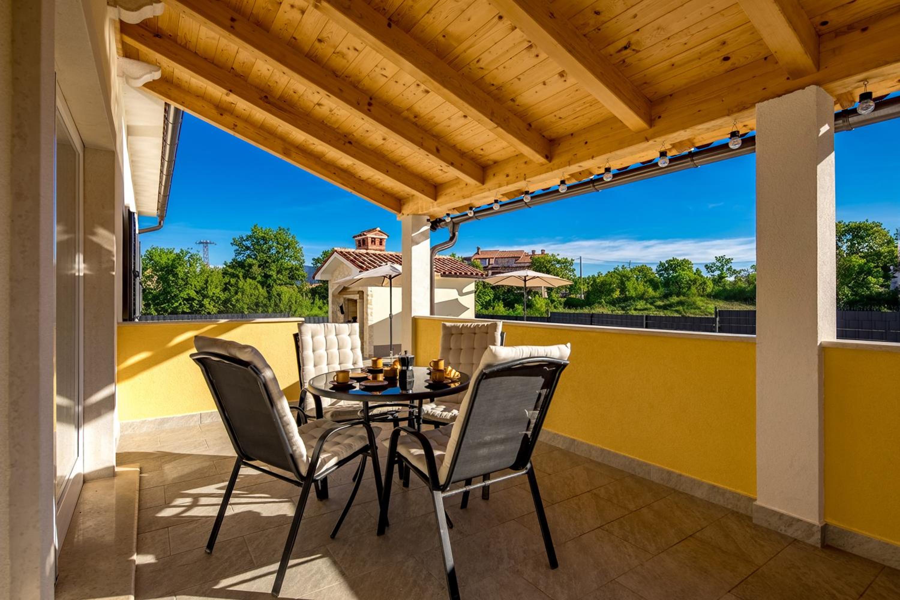 Casa Berton - Heated Saltwater Pool - Happy Rentals