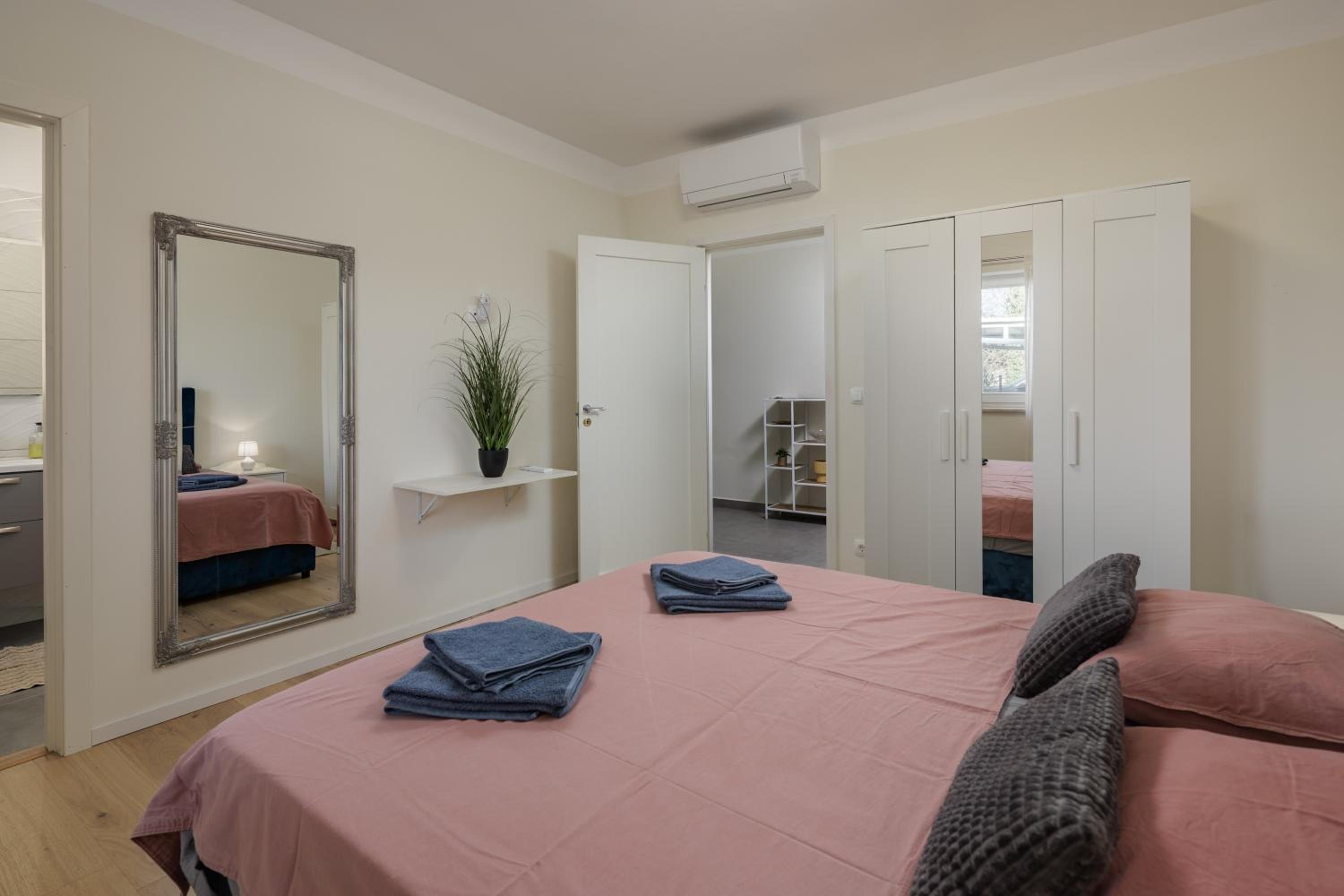 Casa Berton - Heated Saltwater Pool - Happy Rentals