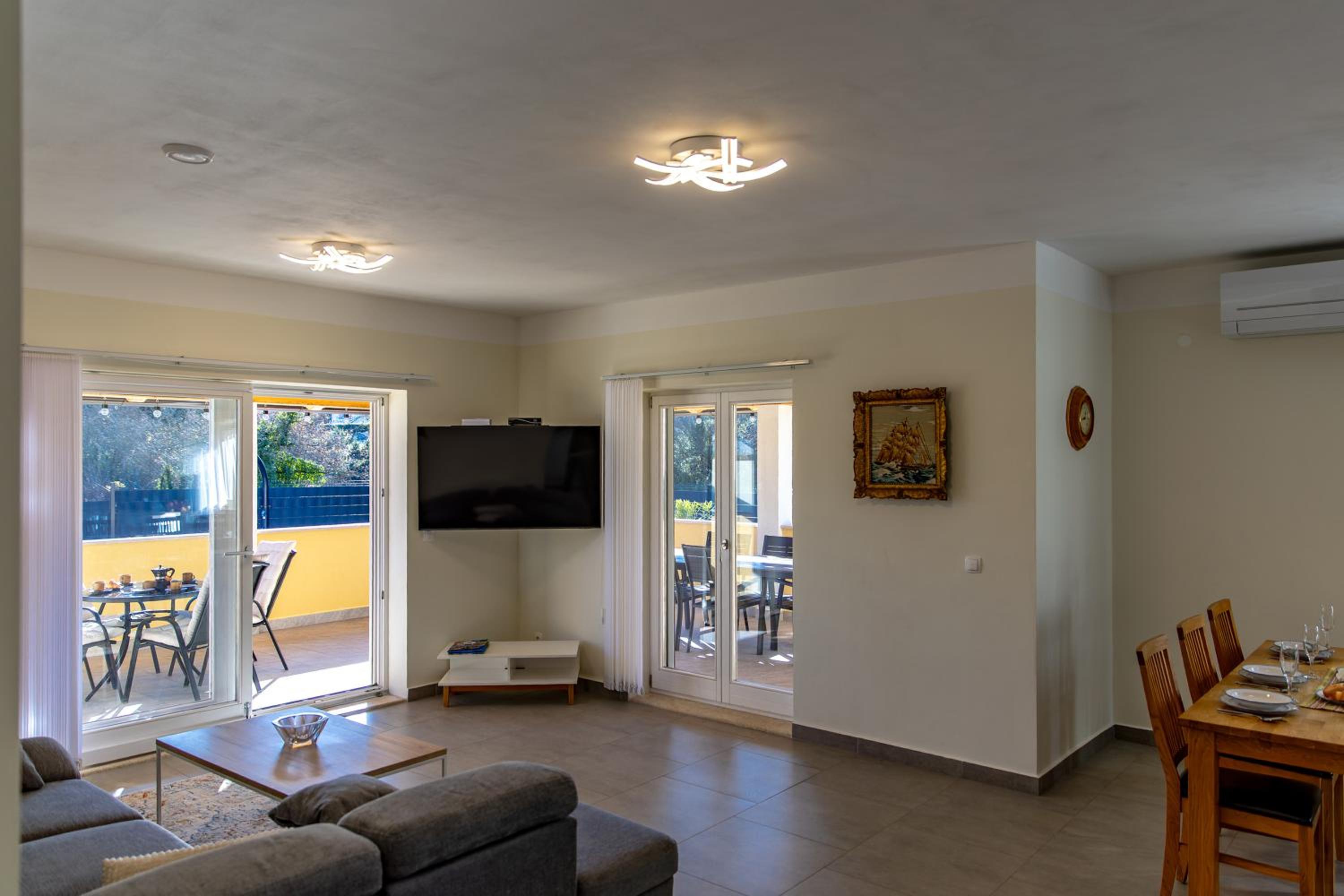 Casa Berton - Heated Saltwater Pool - Happy Rentals