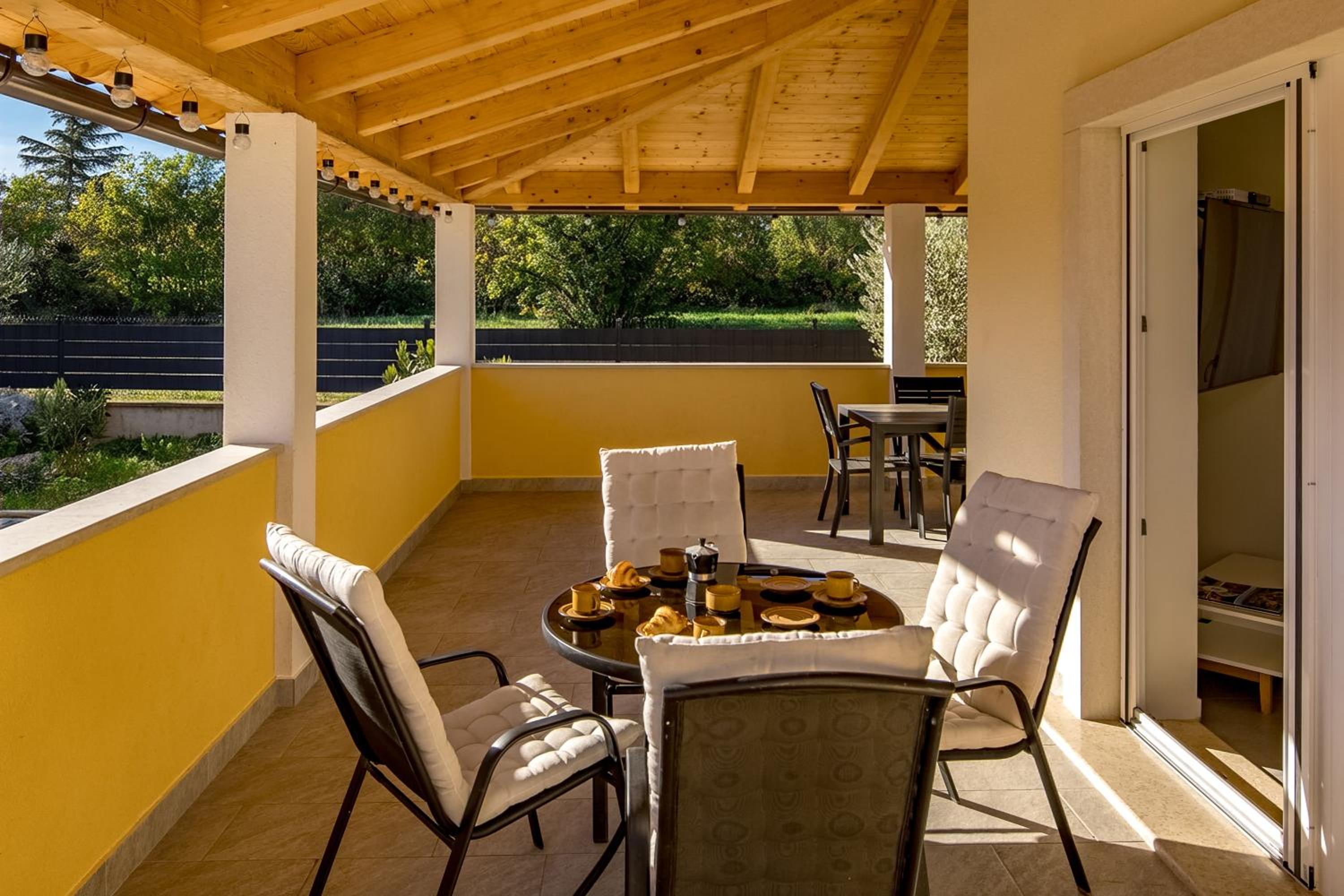 Casa Berton - Heated Saltwater Pool - Happy Rentals