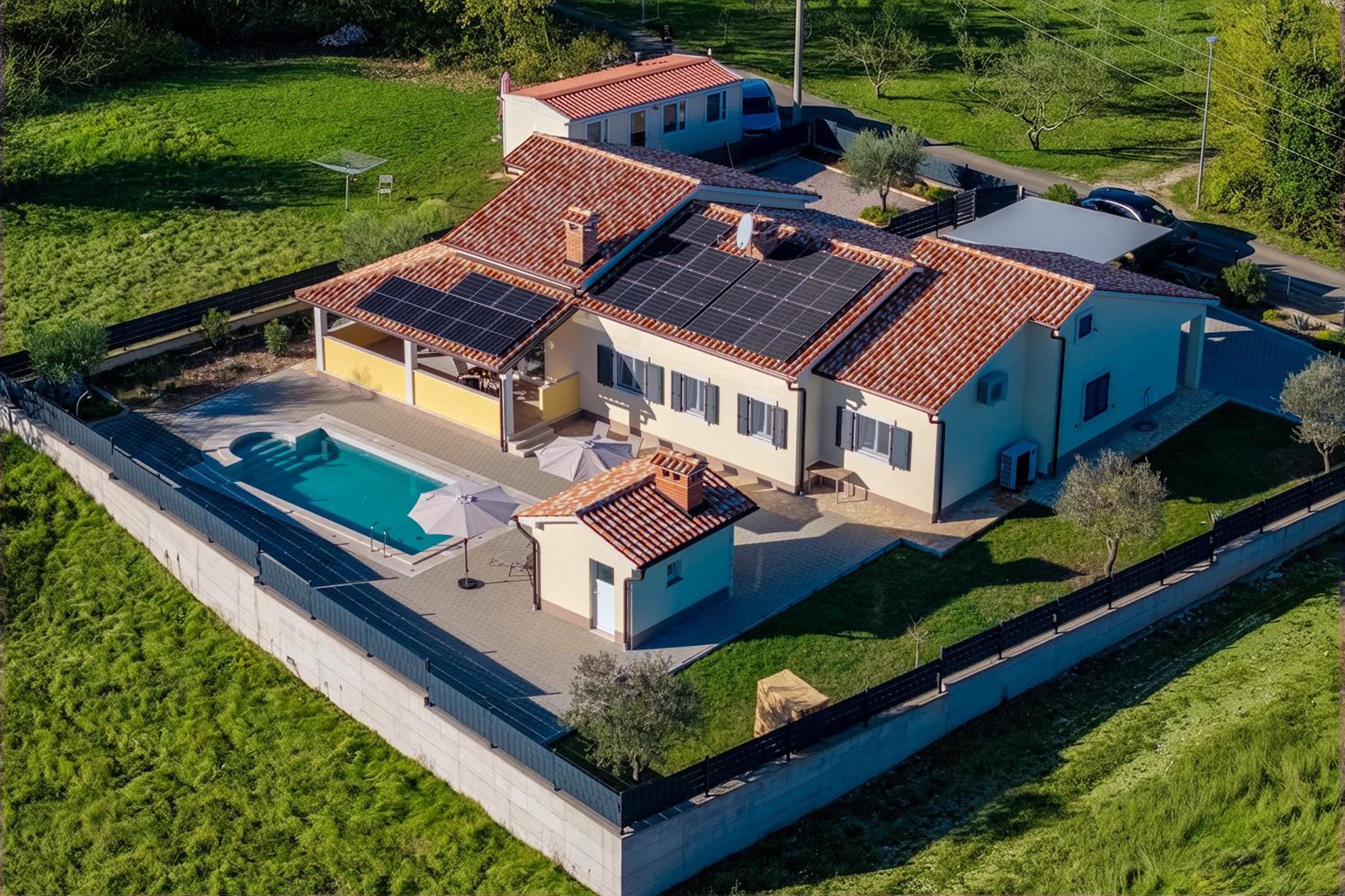 Casa Berton - Heated Saltwater Pool - Happy Rentals