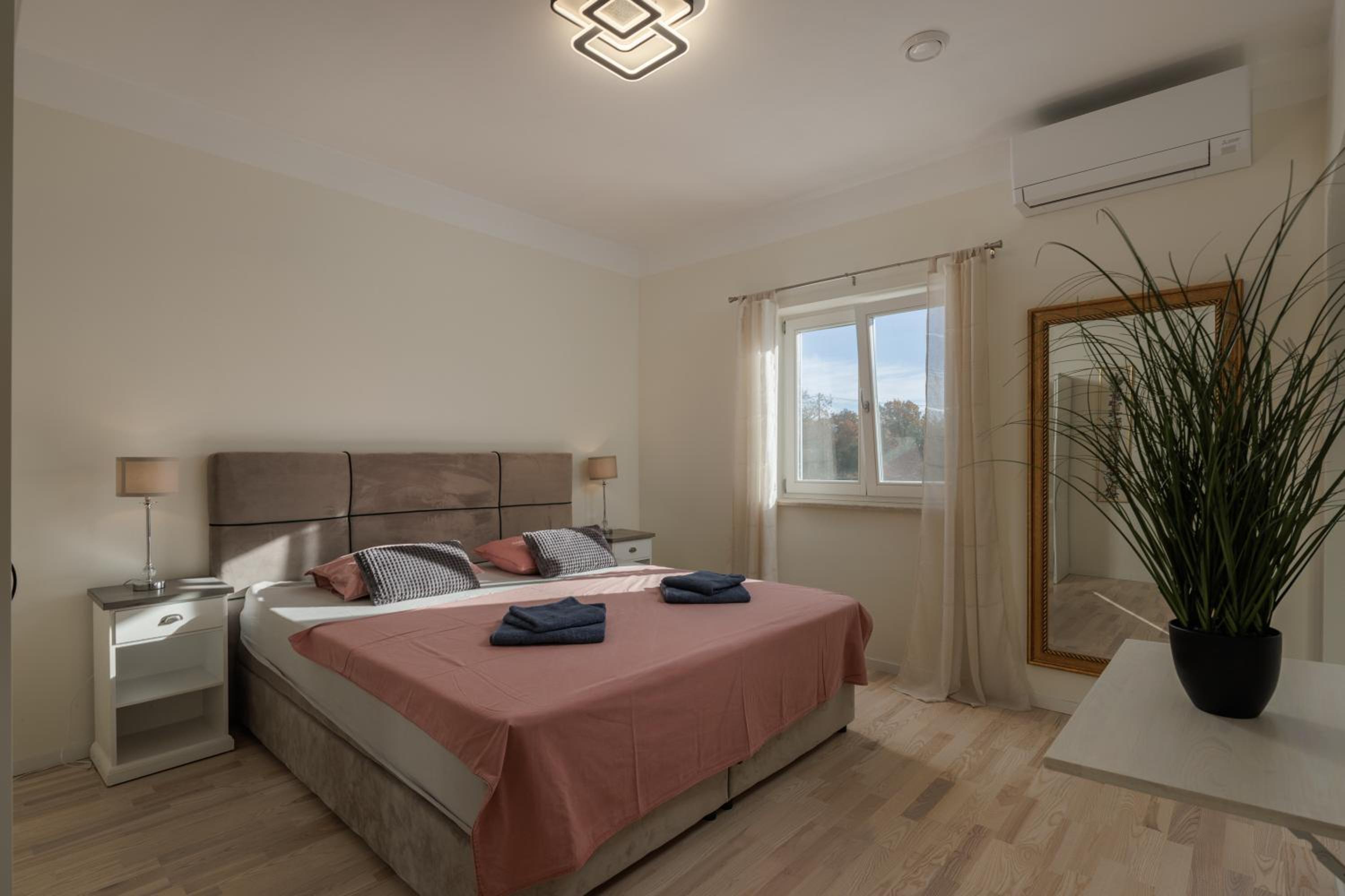 Casa Berton - Heated Saltwater Pool - Happy Rentals