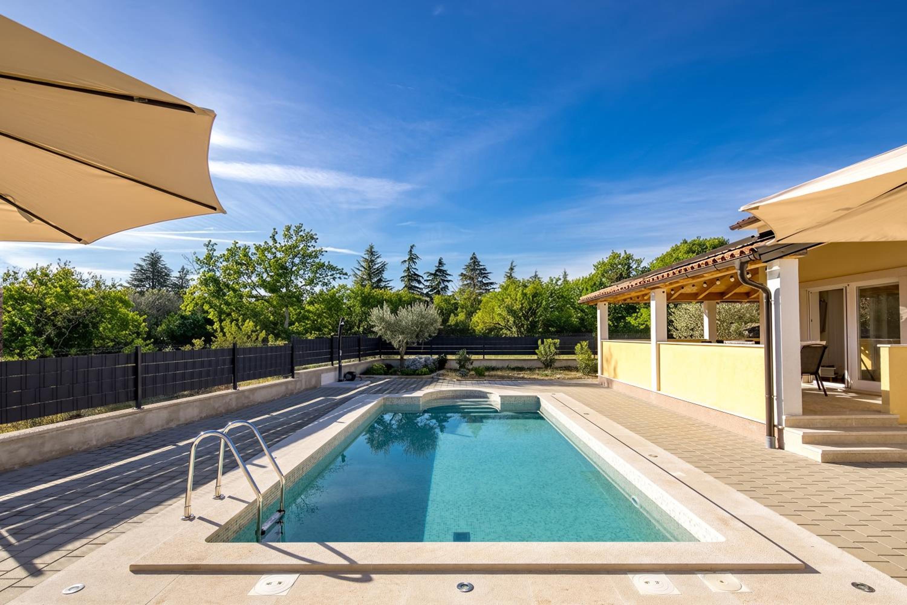 Casa Berton - Heated Saltwater Pool - Happy Rentals