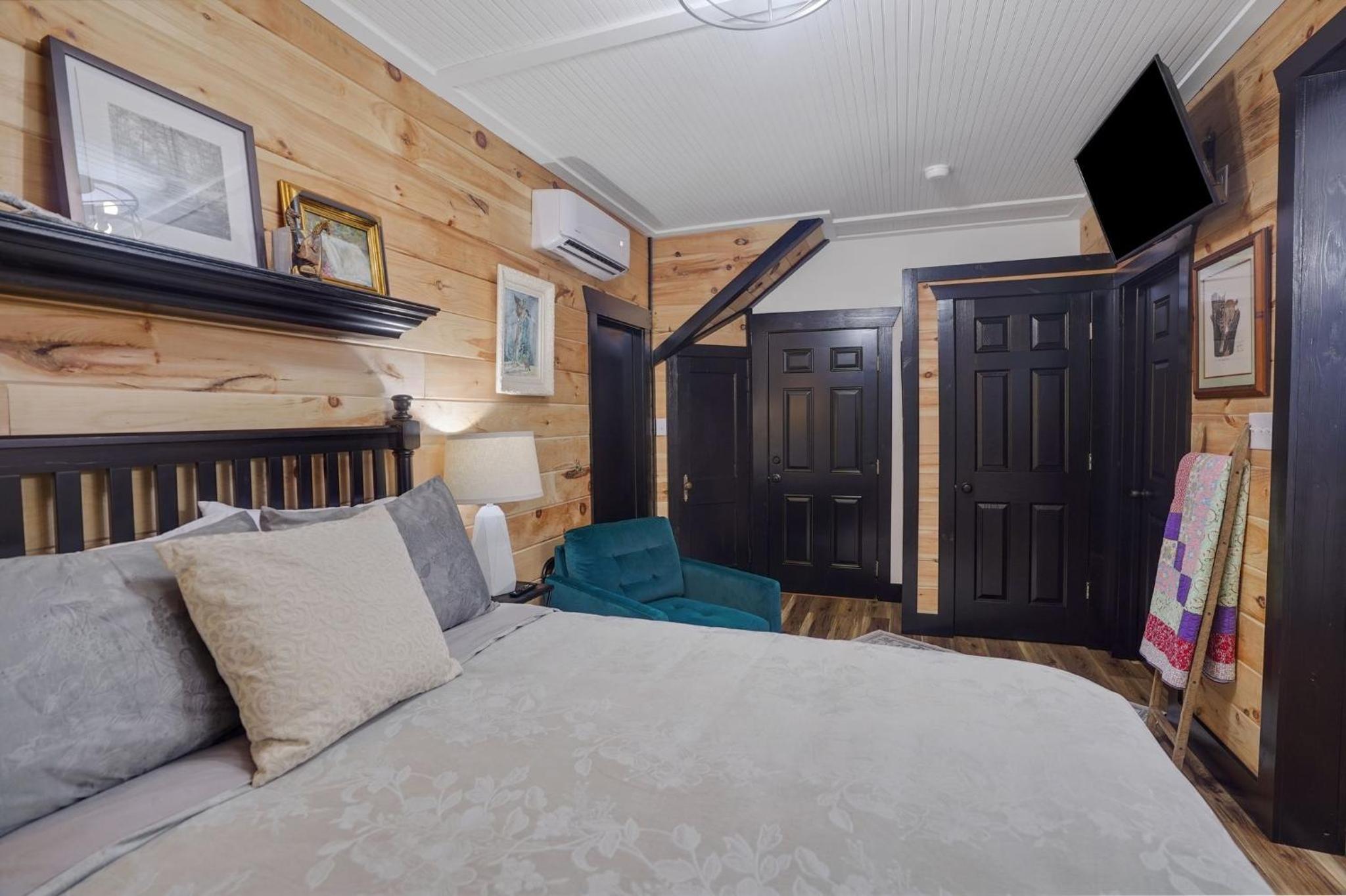 Rustic KY Retreat, Columbia House Unit B apts