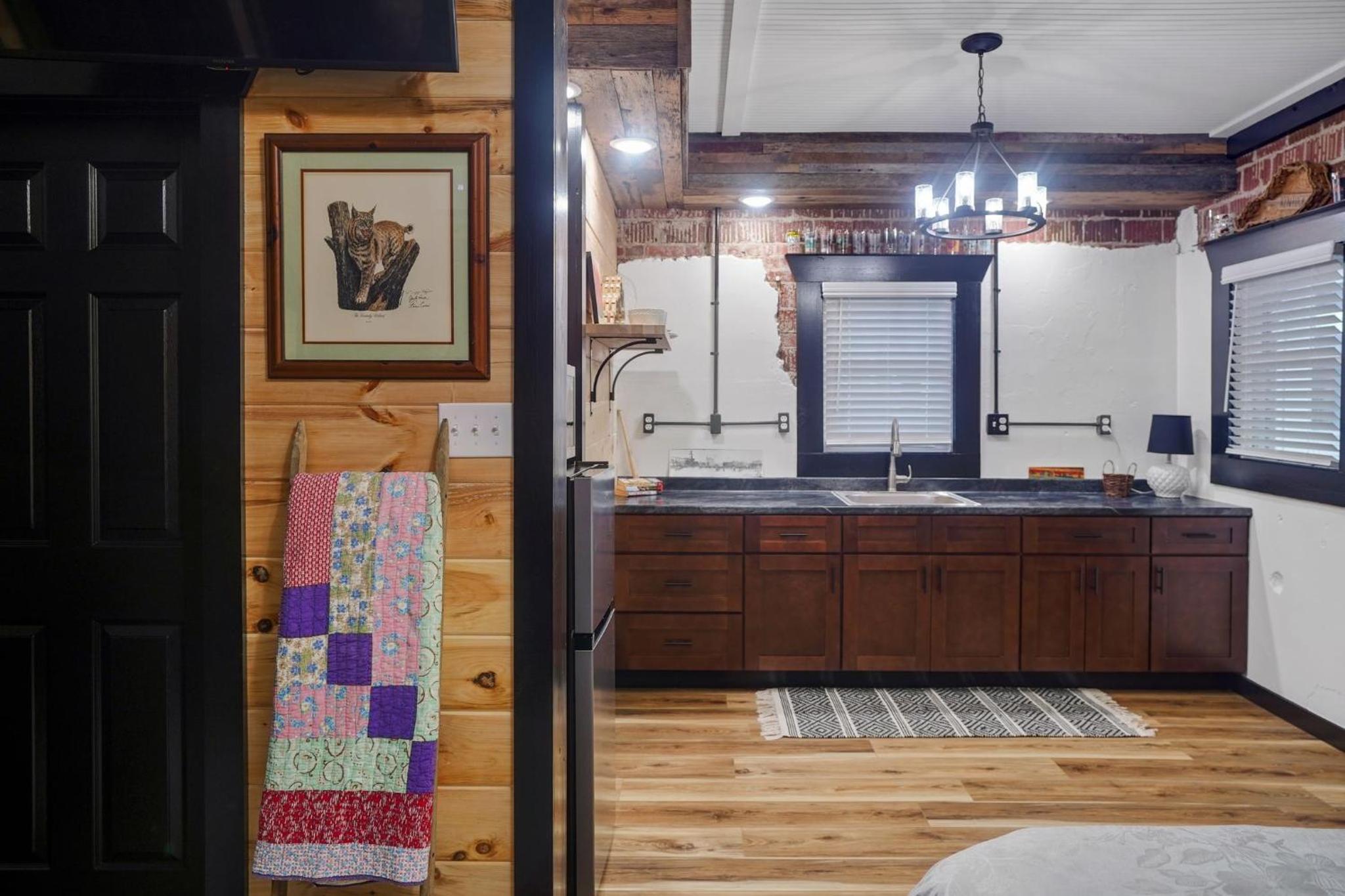 Rustic KY Retreat, Columbia House Unit B apts