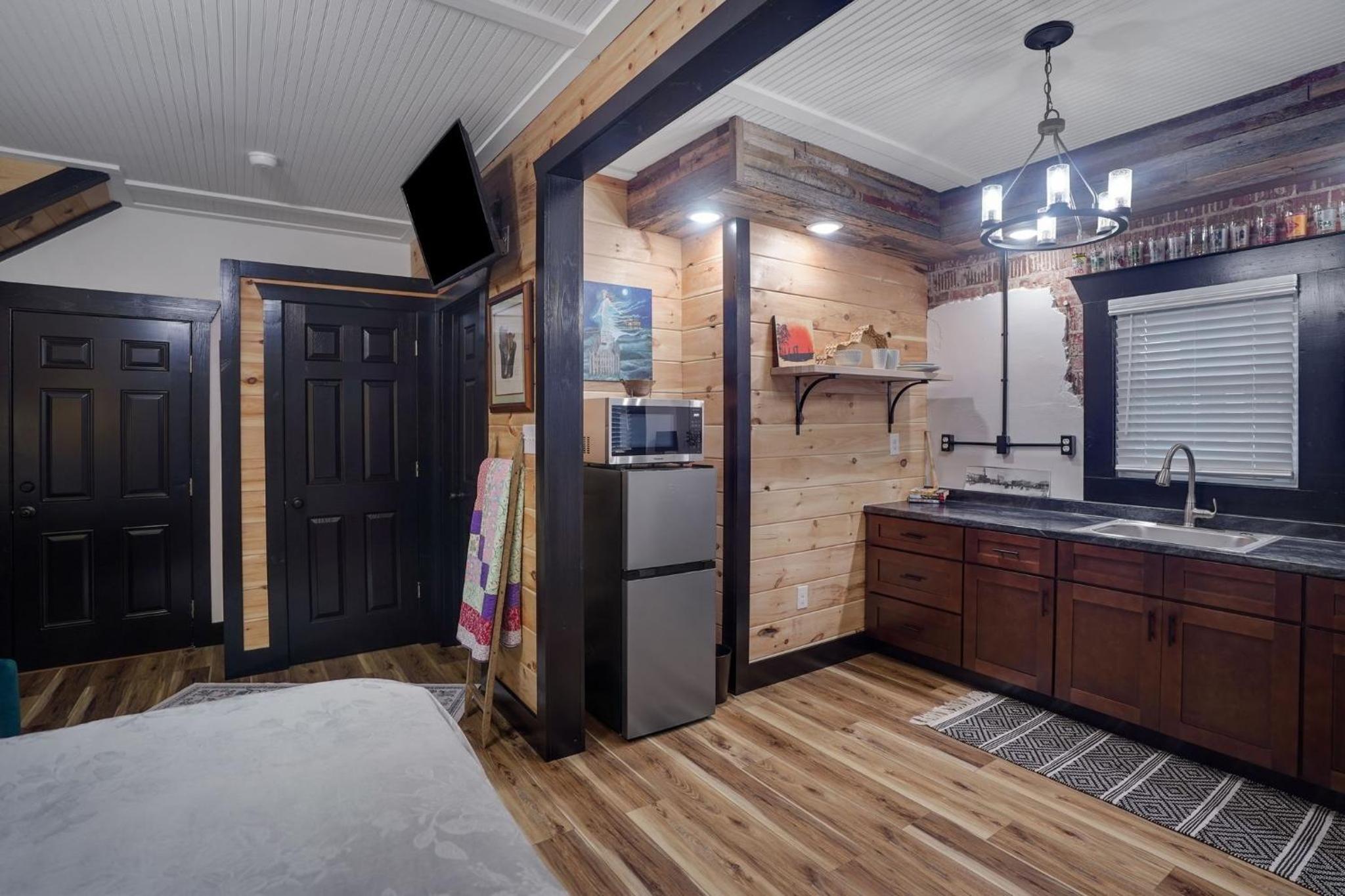 Rustic KY Retreat, Columbia House Unit B apts