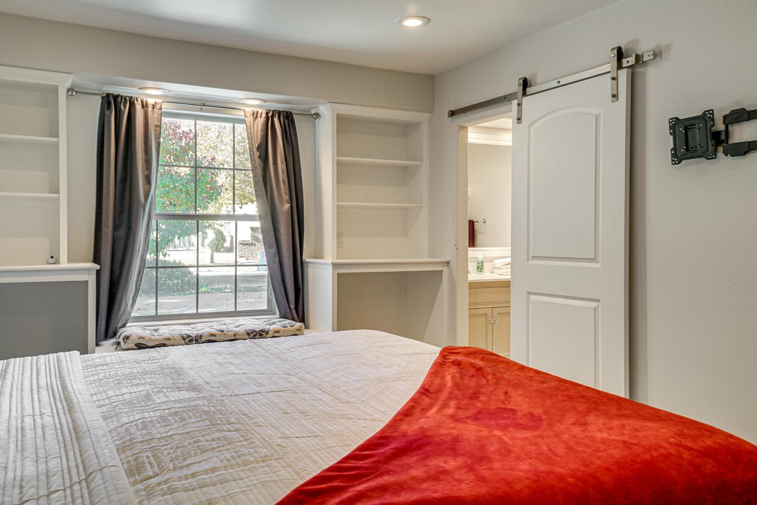 1 Mi to NMSU! Las Cruces Home with Pet-Friendly Yard