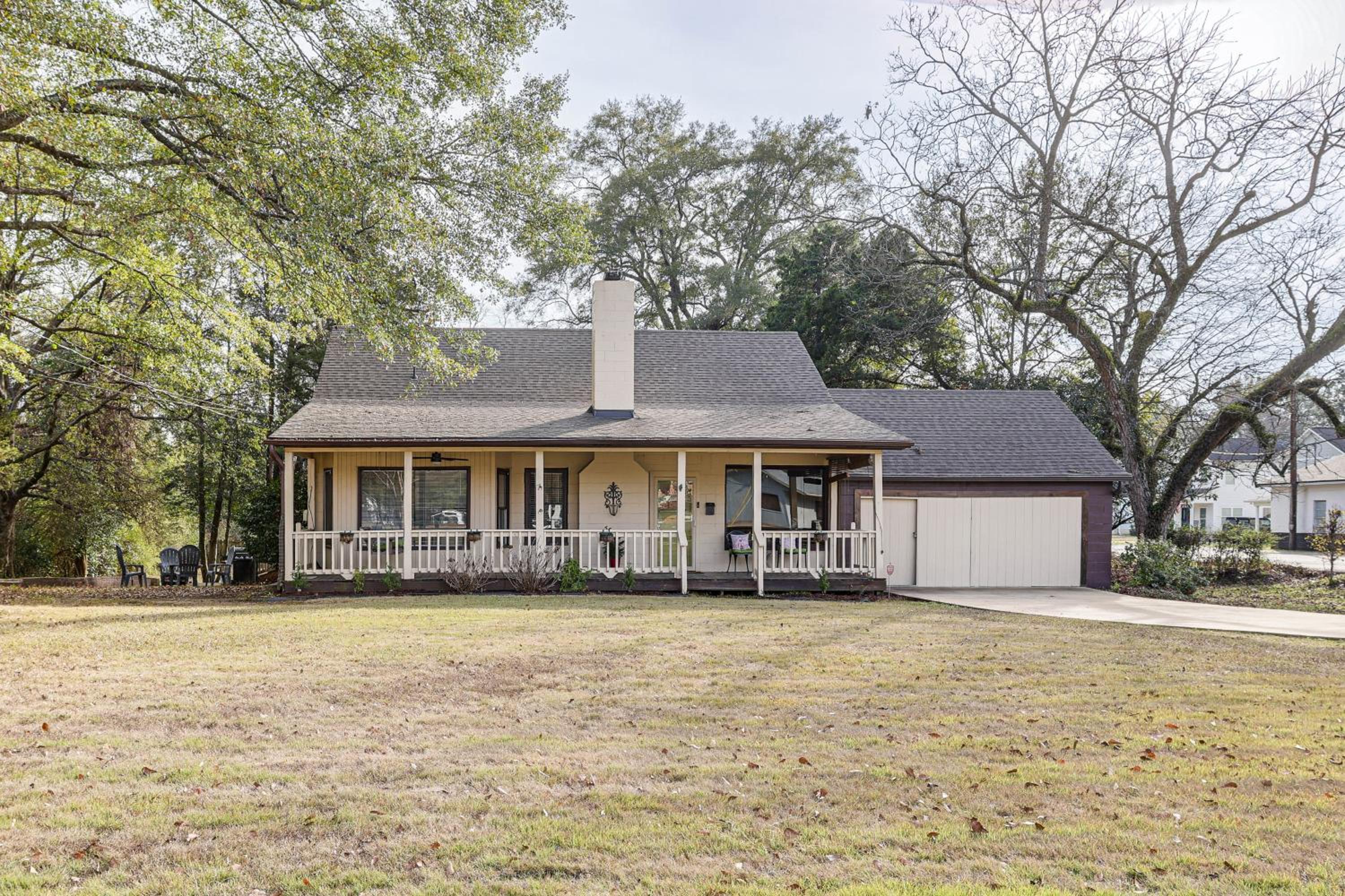 2 Mi to UA! Family-Friendly Getaway with Patio