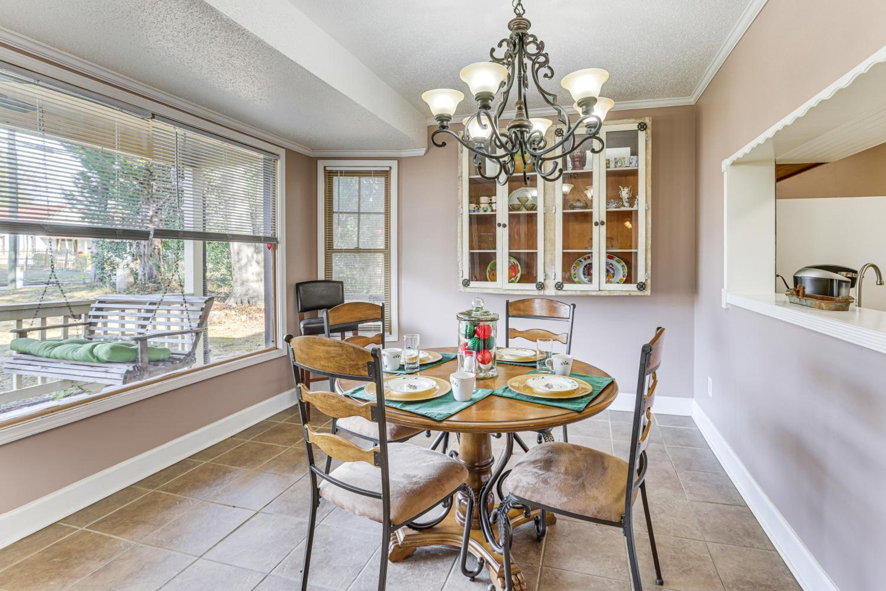 2 Mi to UA! Family-Friendly Getaway with Patio