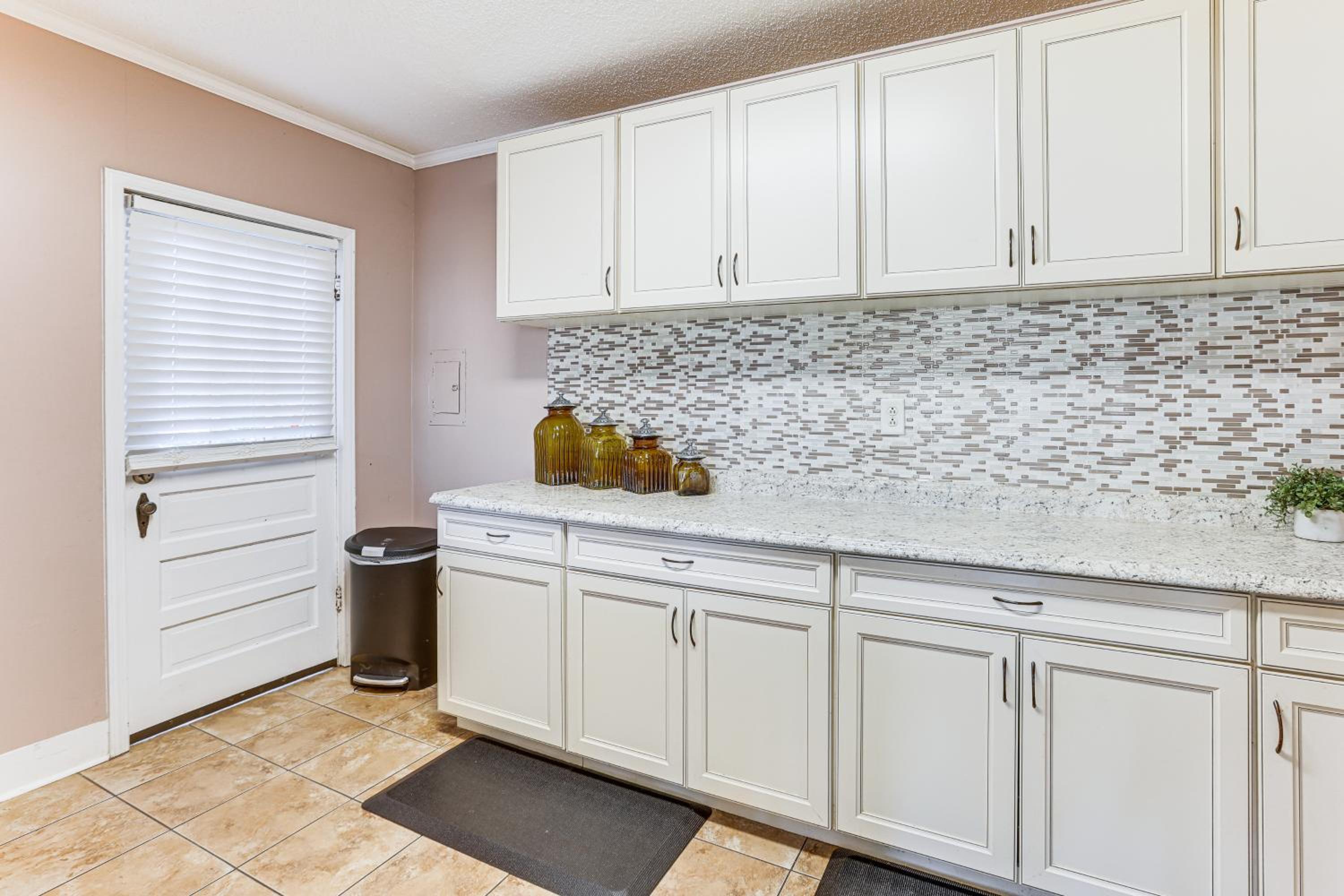 2 Mi to UA! Family-Friendly Getaway with Patio