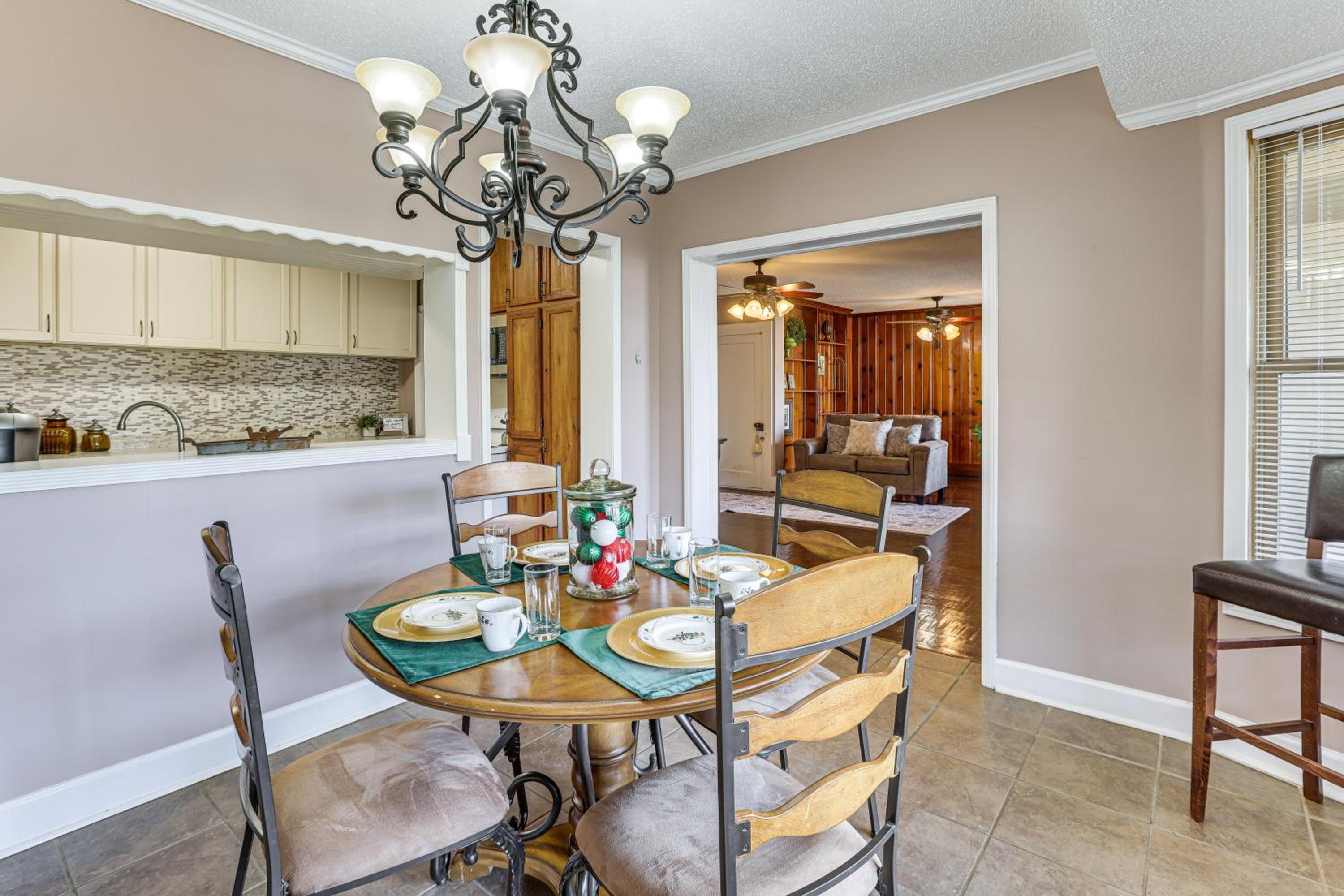 2 Mi to UA! Family-Friendly Getaway with Patio