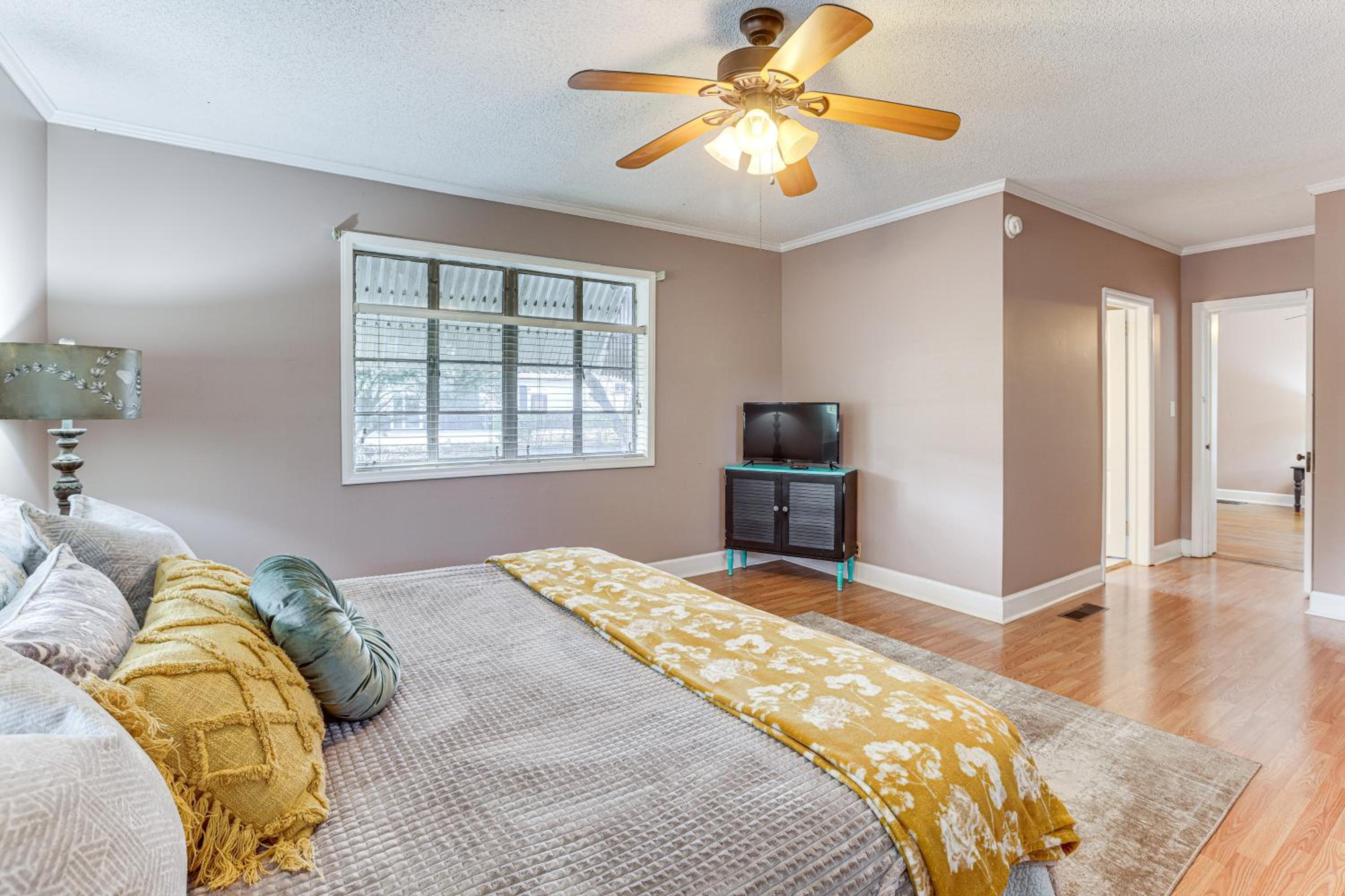 2 Mi to UA! Family-Friendly Getaway with Patio