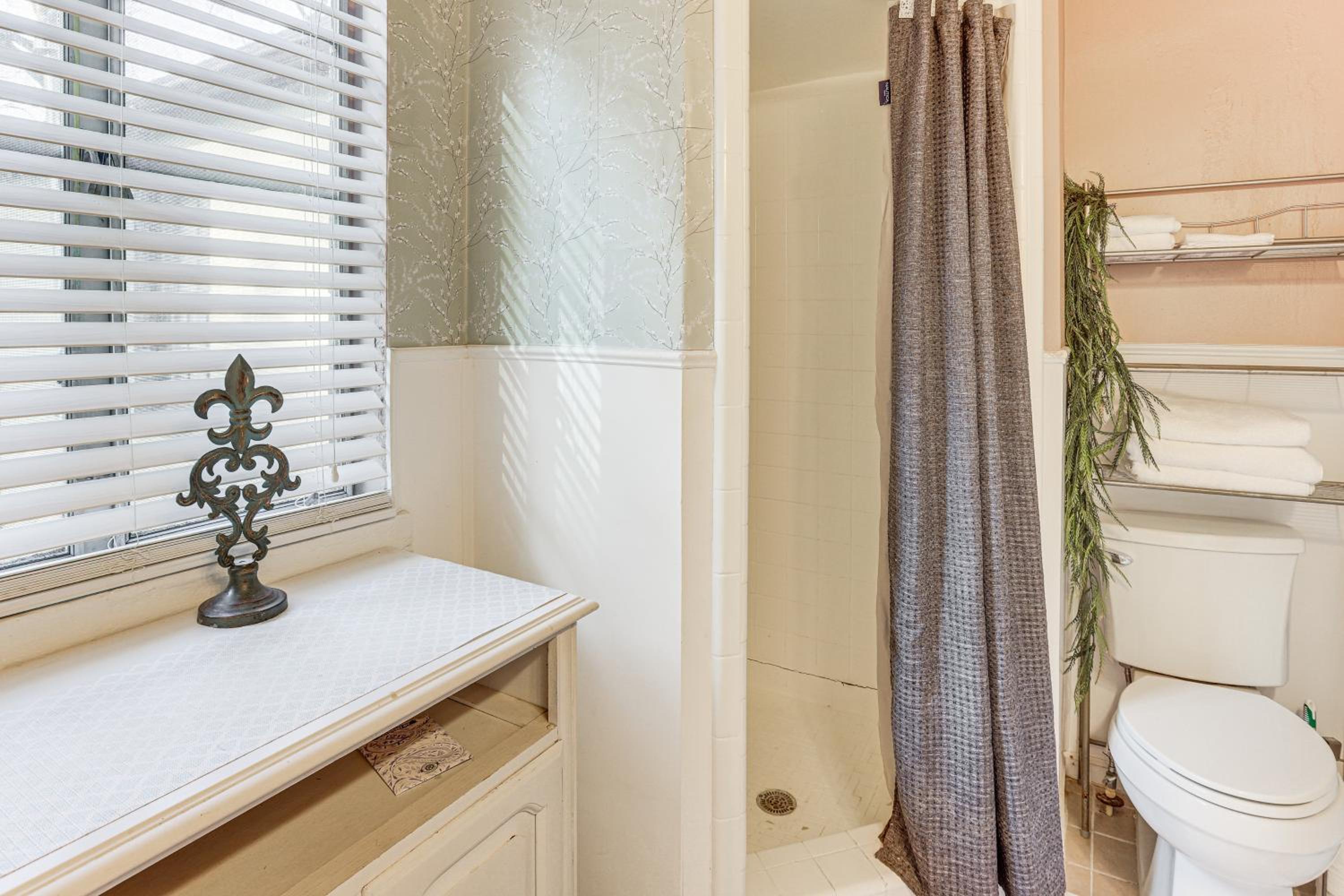 2 Mi to UA! Family-Friendly Getaway with Patio
