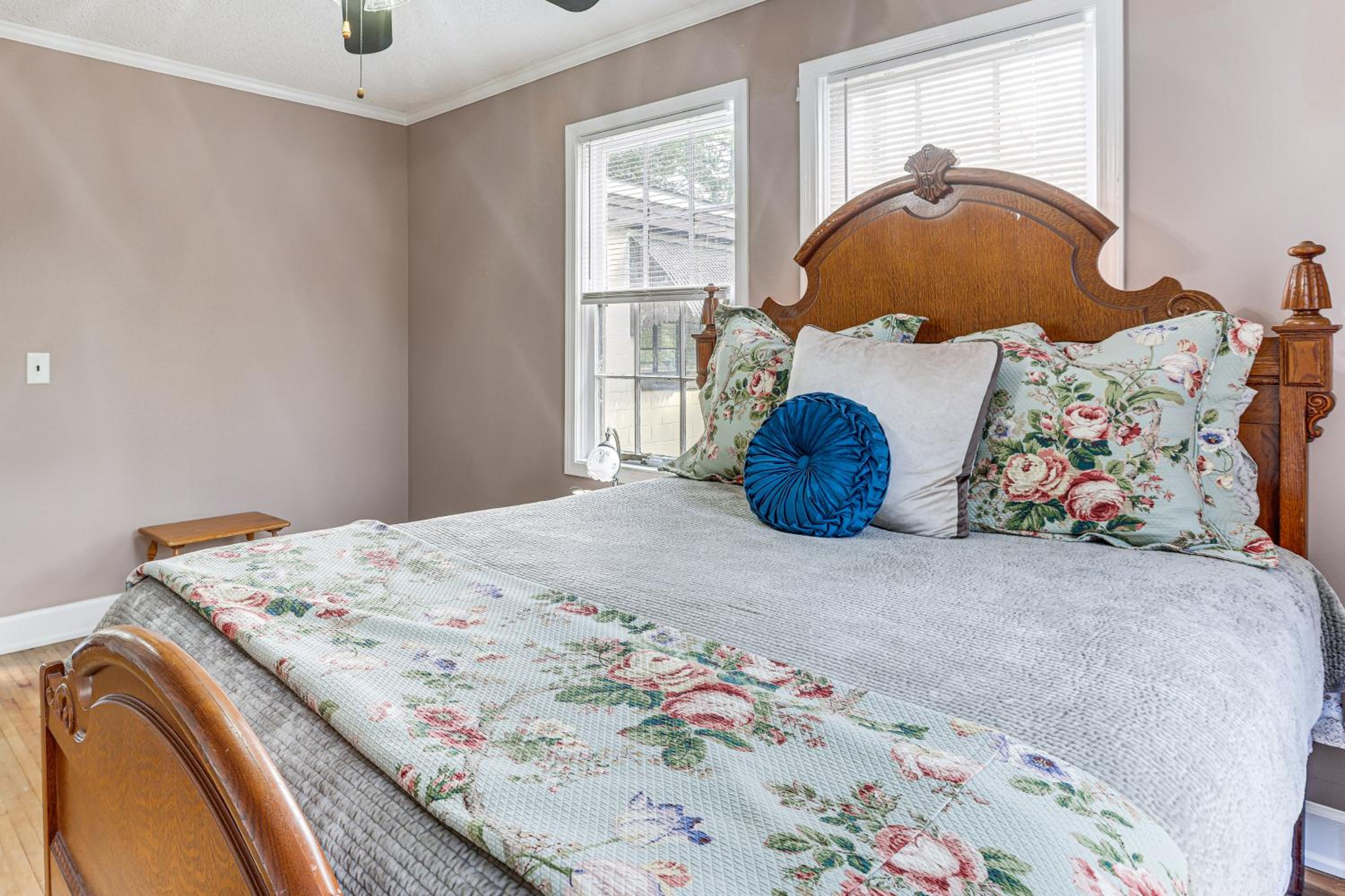 2 Mi to UA! Family-Friendly Getaway with Patio