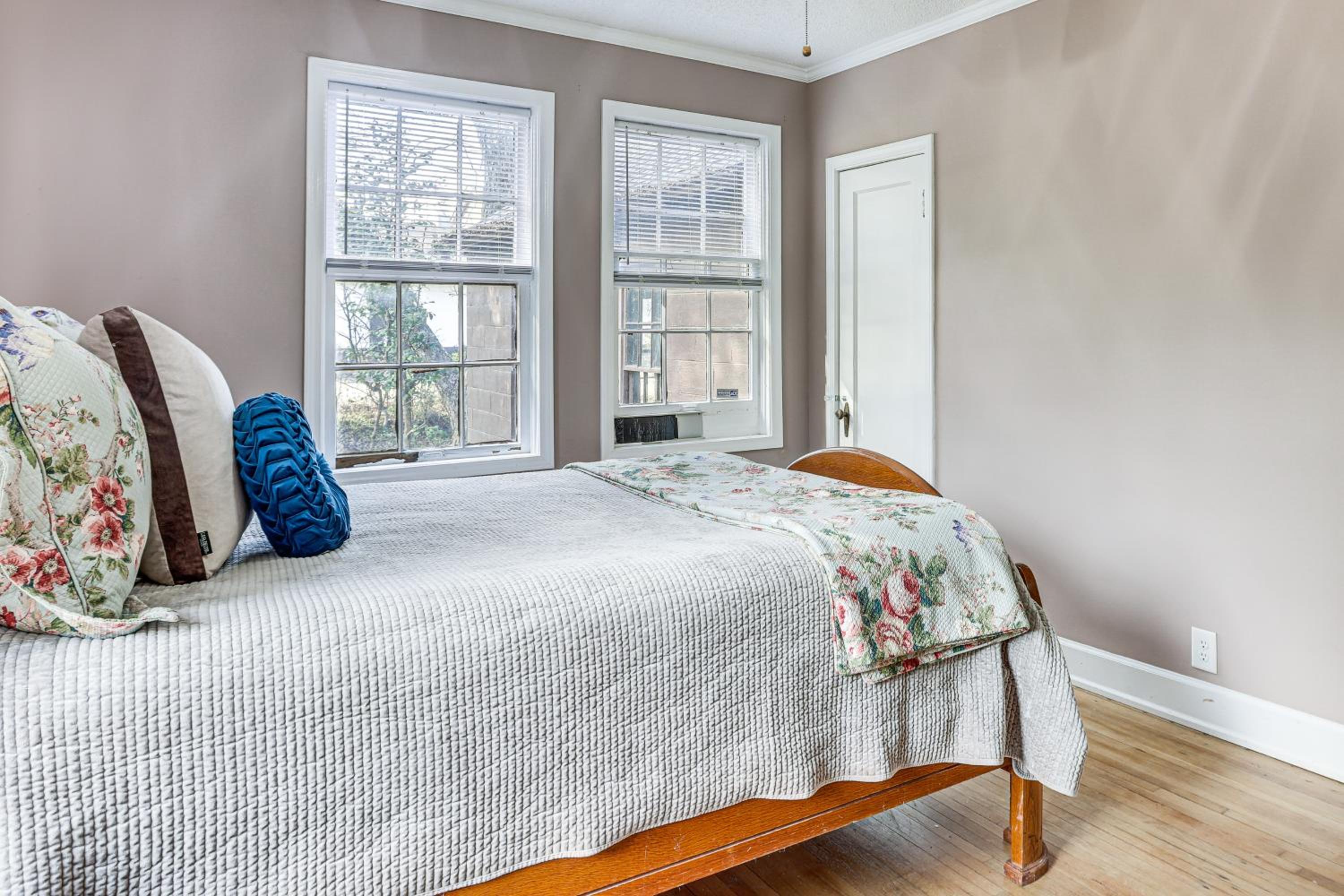 2 Mi to UA! Family-Friendly Getaway with Patio