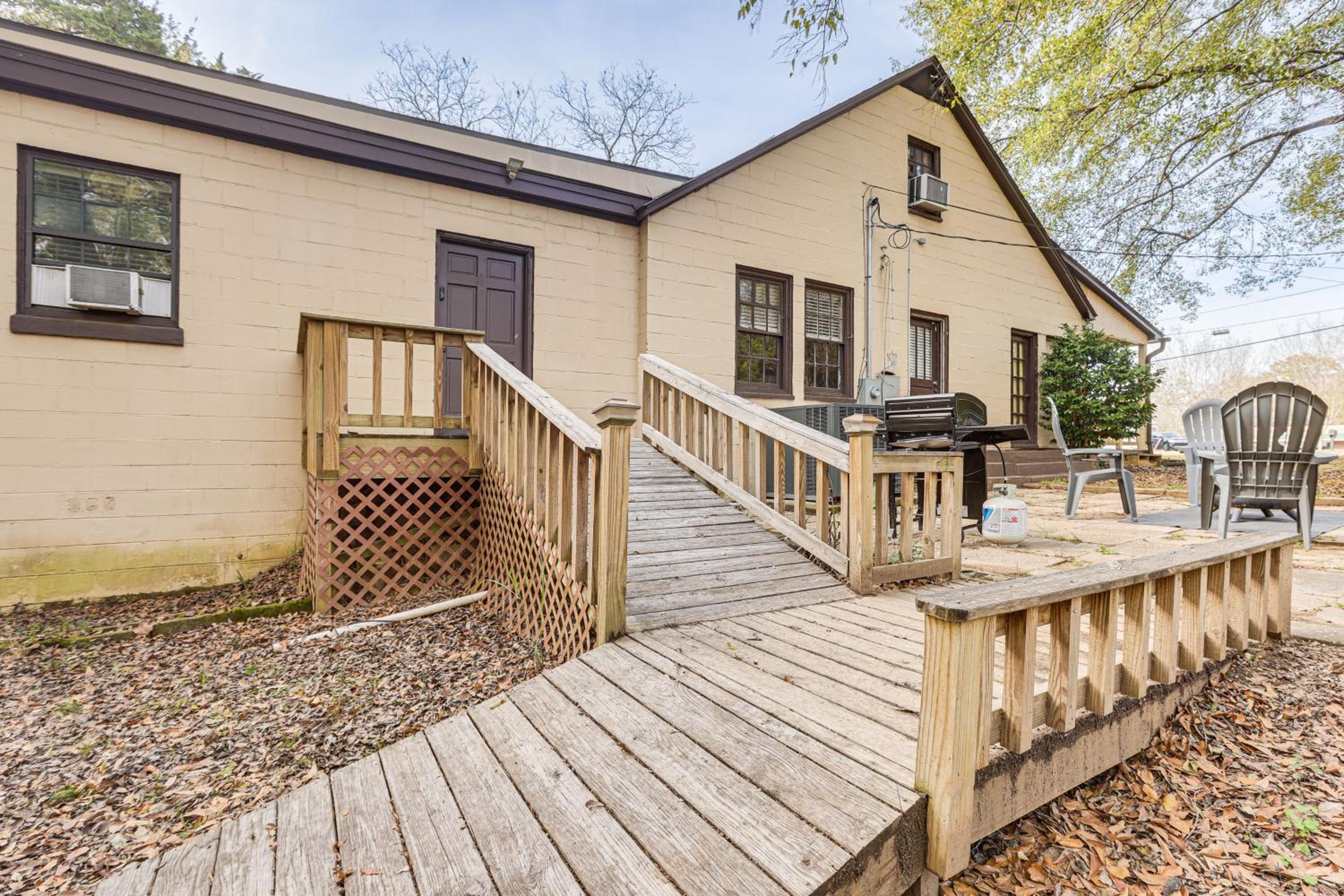 2 Mi to UA! Family-Friendly Getaway with Patio
