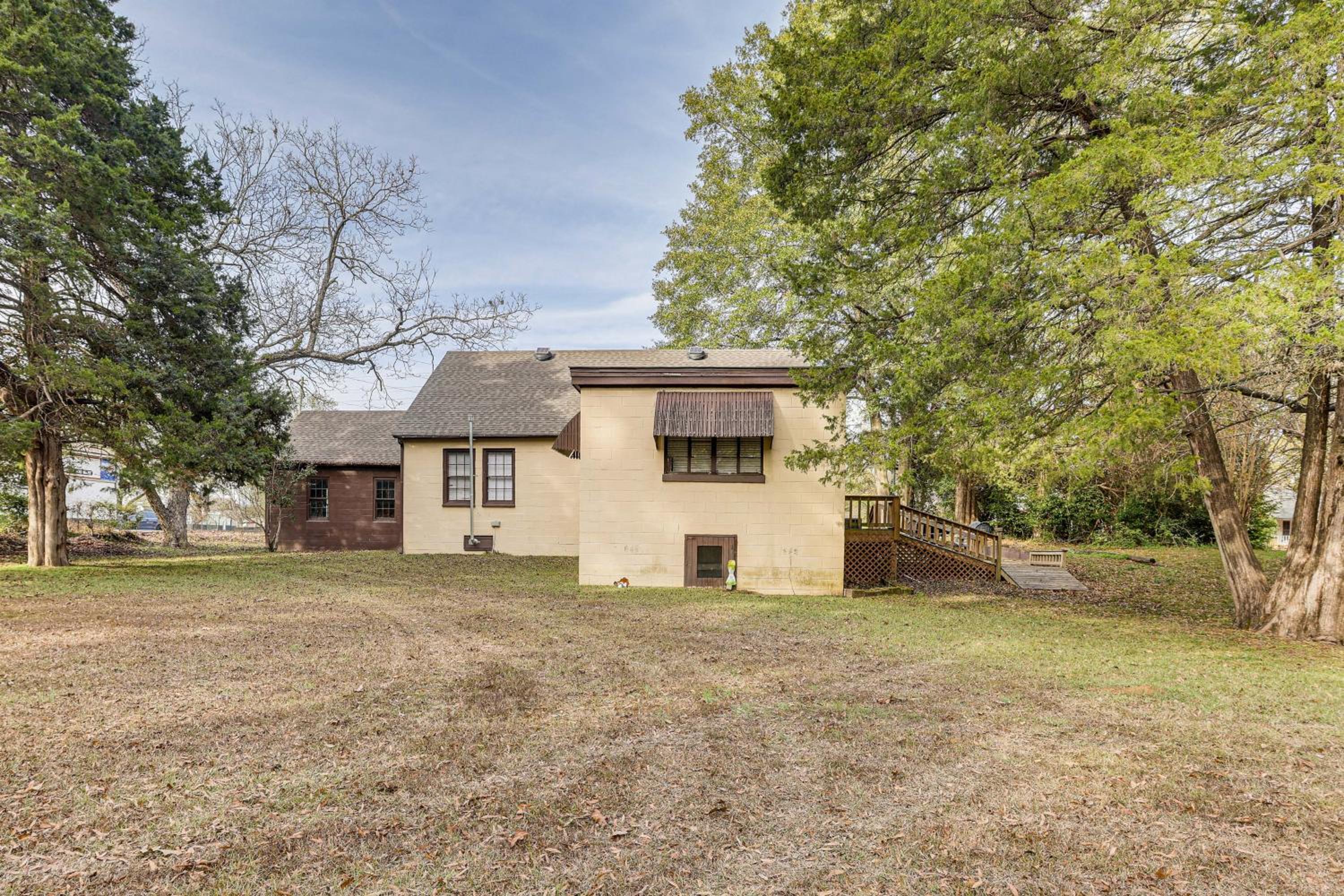 2 Mi to UA! Family-Friendly Getaway with Patio