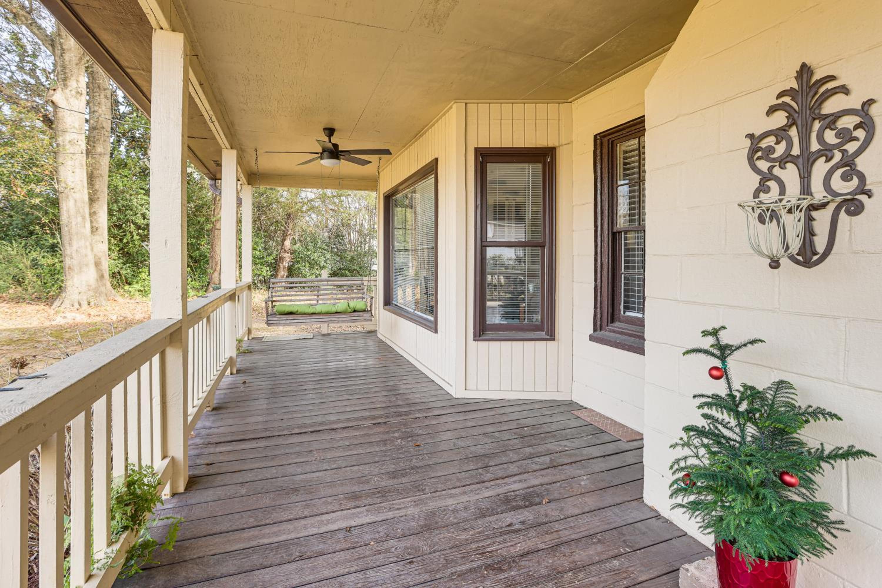 2 Mi to UA! Family-Friendly Getaway with Patio