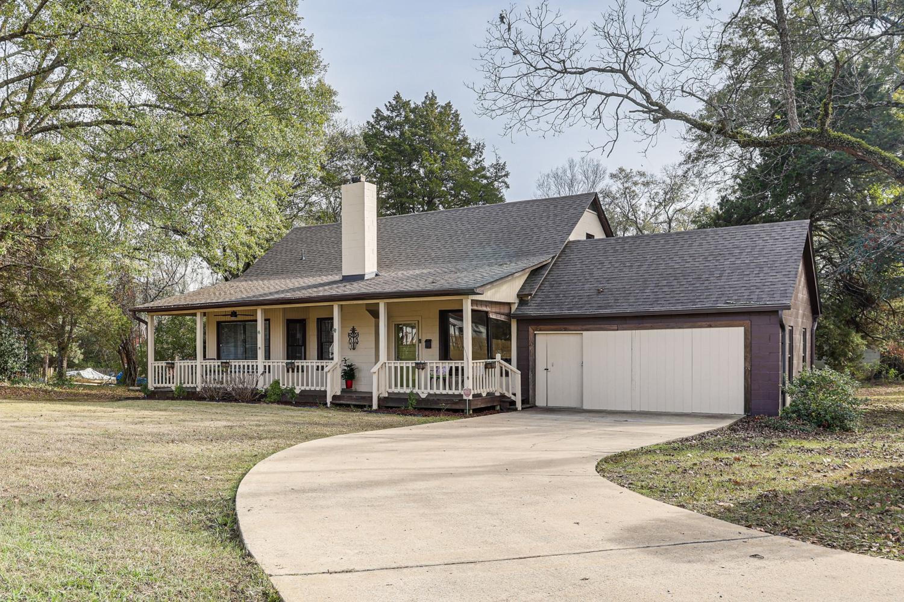 2 Mi to UA! Family-Friendly Getaway with Patio