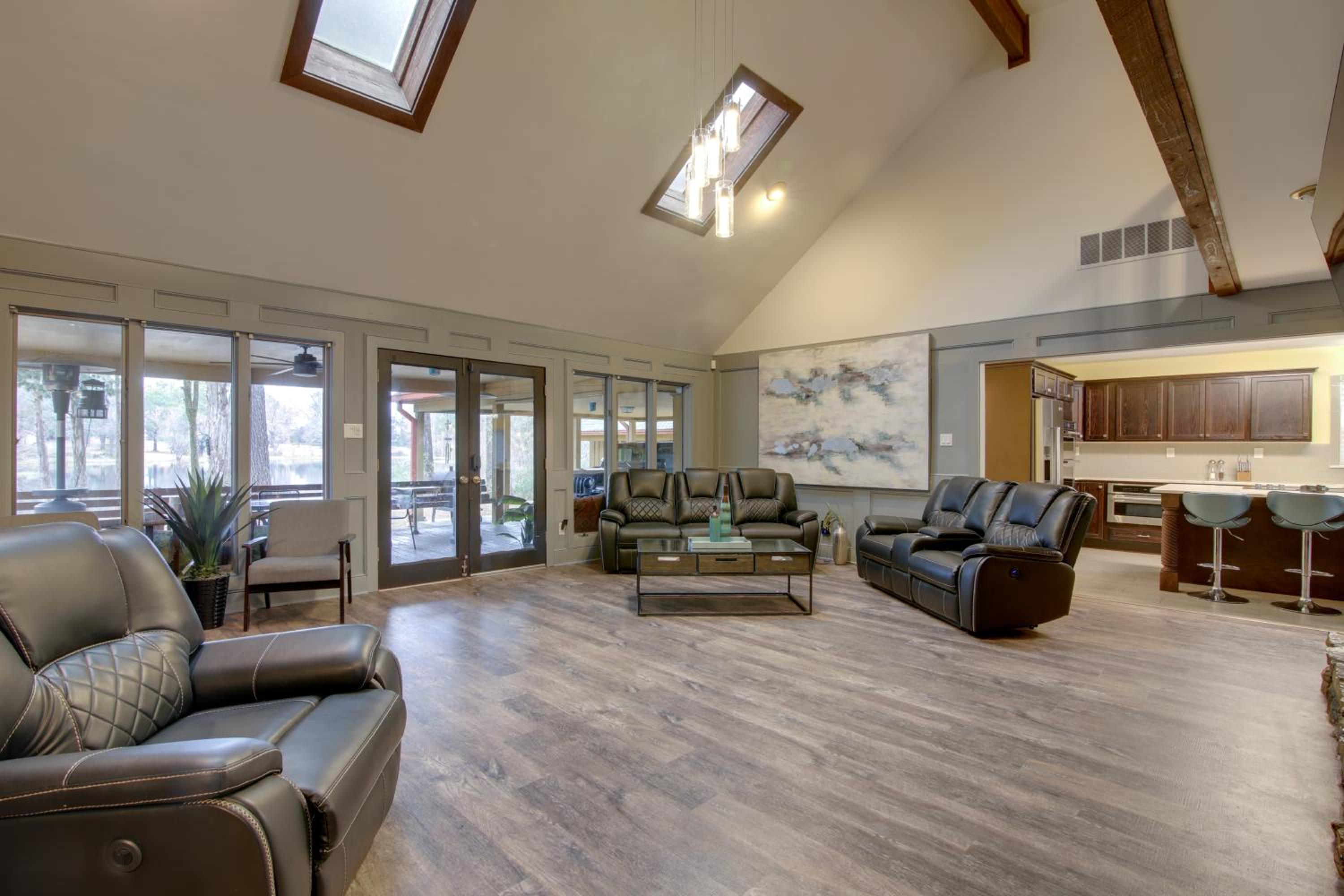 Private and Spacious Lakefront Home in Memphis!