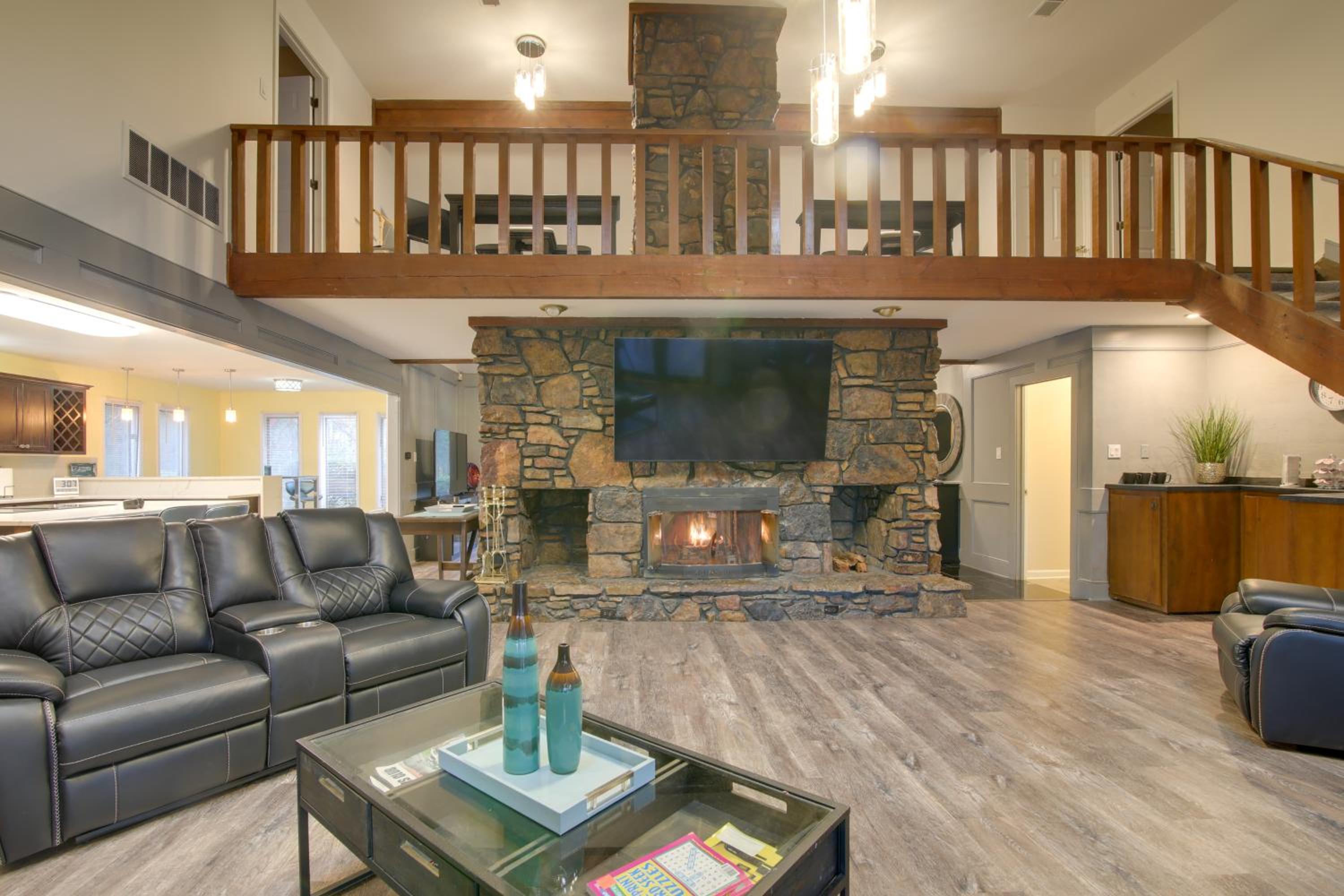 Private and Spacious Lakefront Home in Memphis!