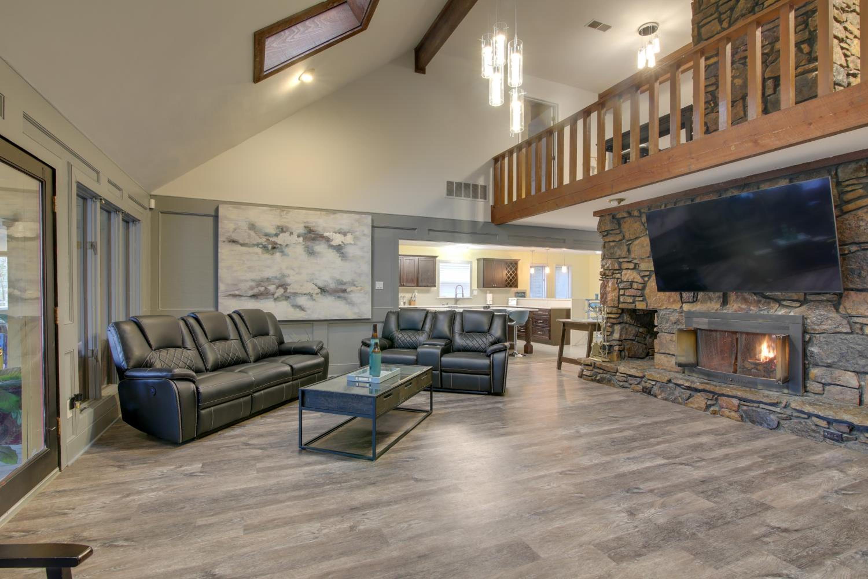 Private and Spacious Lakefront Home in Memphis!