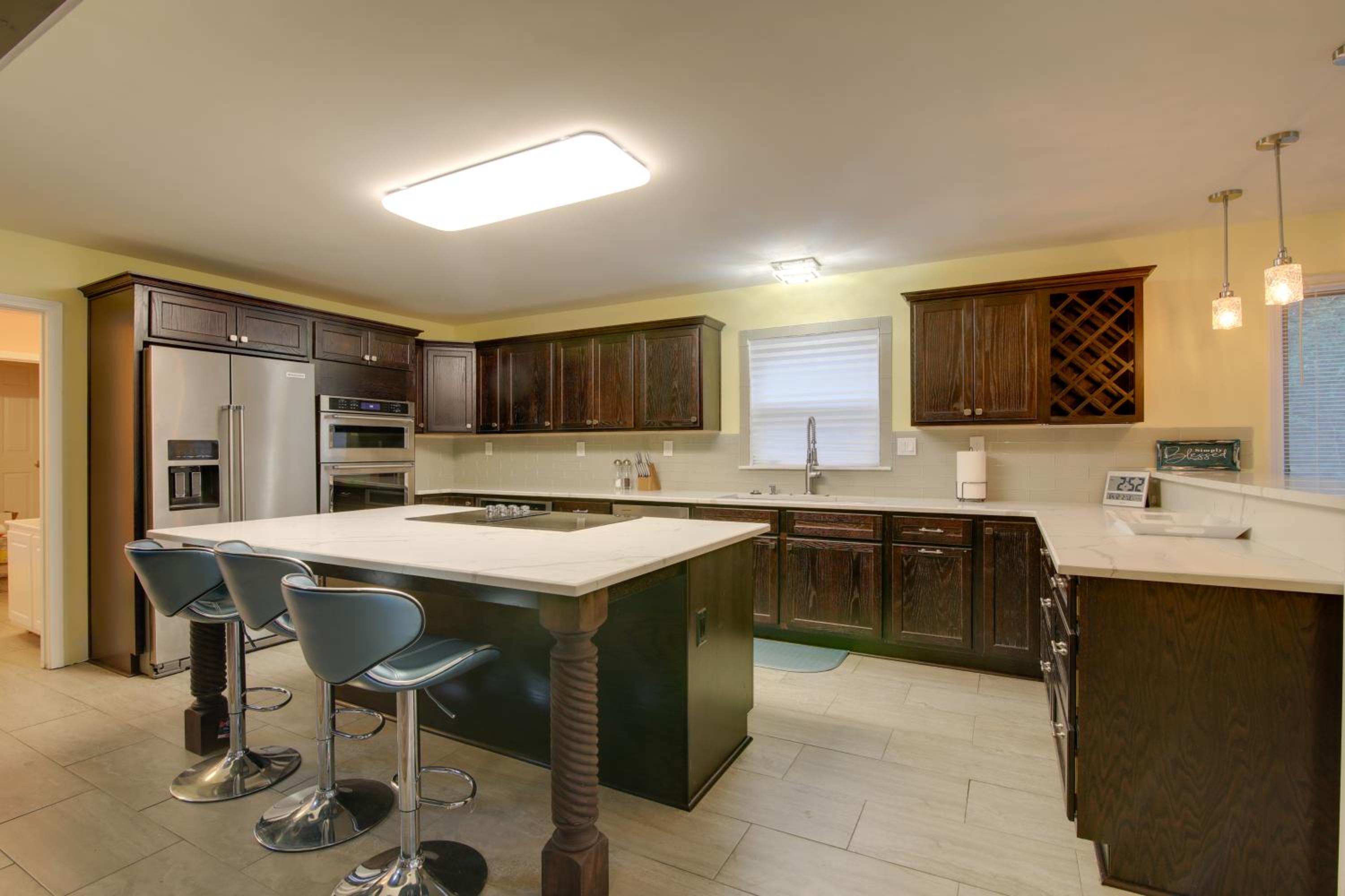 Private and Spacious Lakefront Home in Memphis!