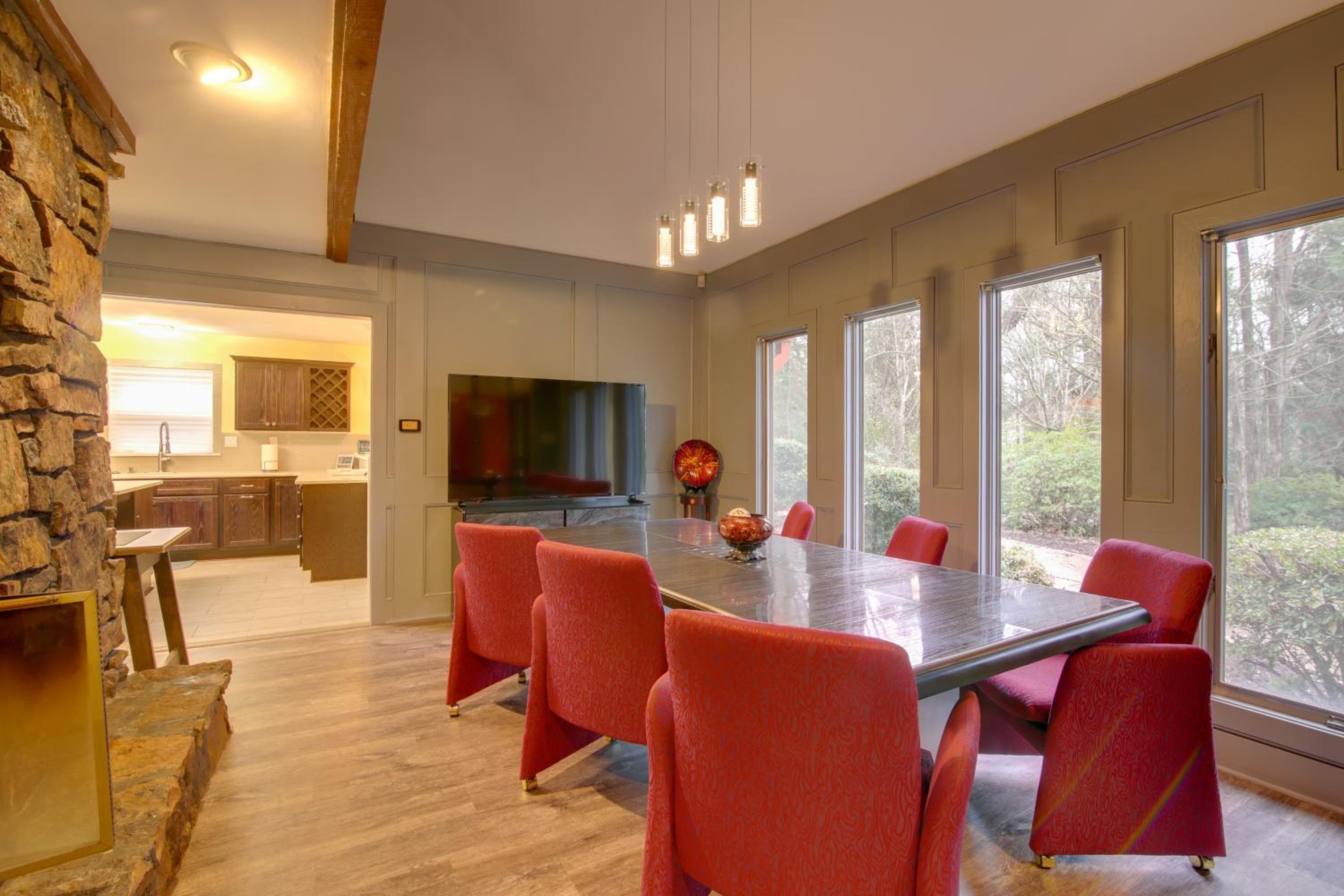 Private and Spacious Lakefront Home in Memphis!