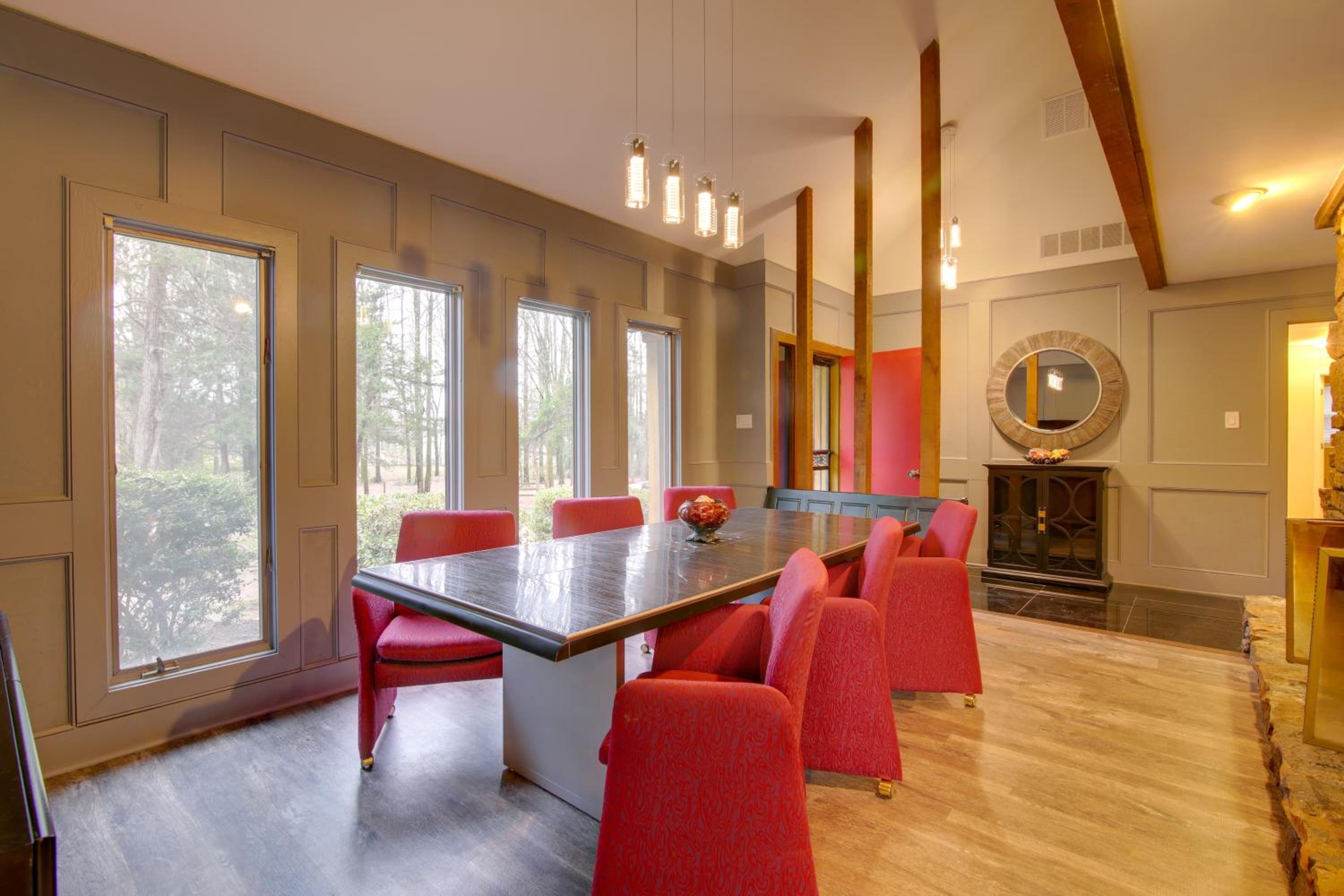 Private and Spacious Lakefront Home in Memphis!
