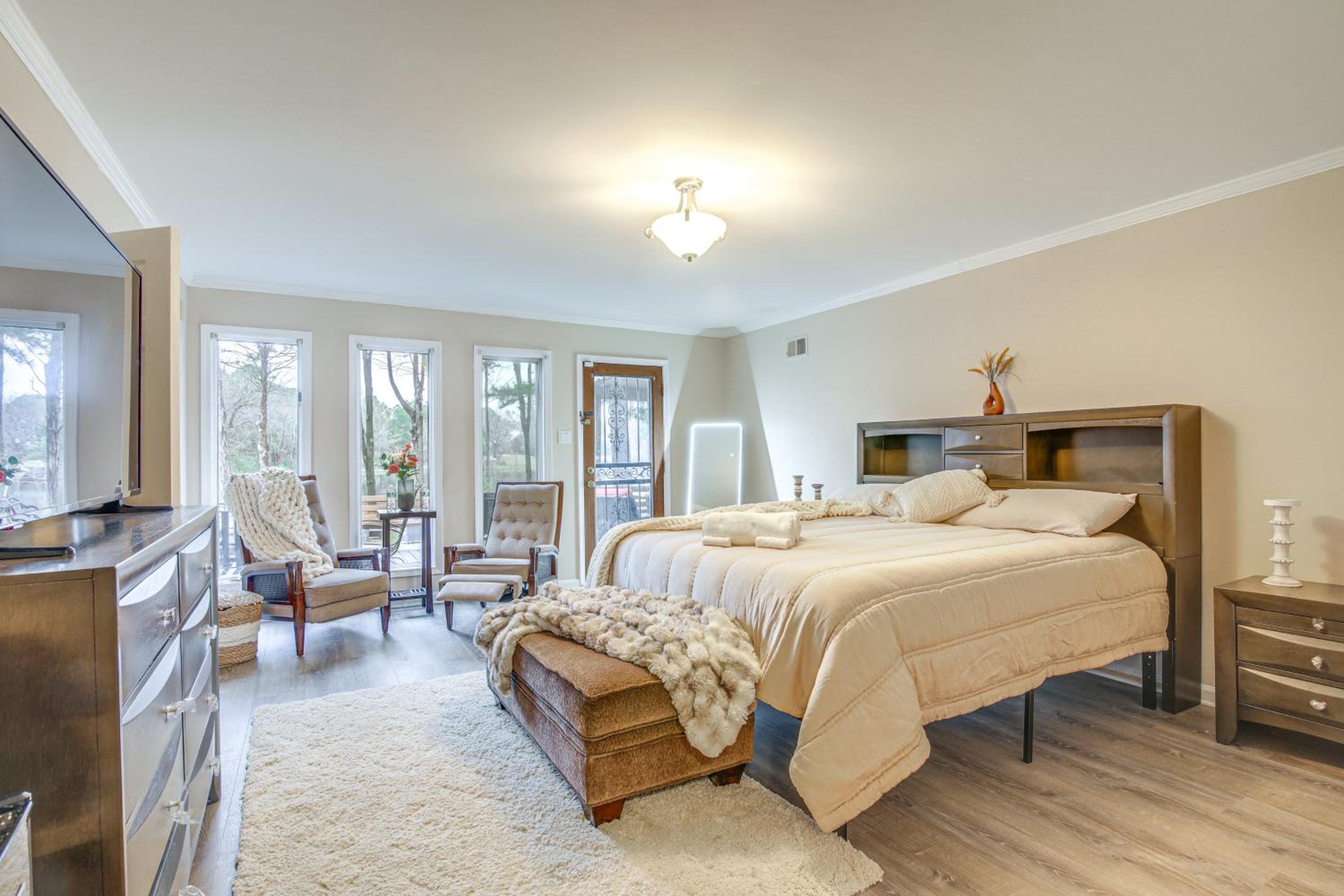 Private and Spacious Lakefront Home in Memphis!