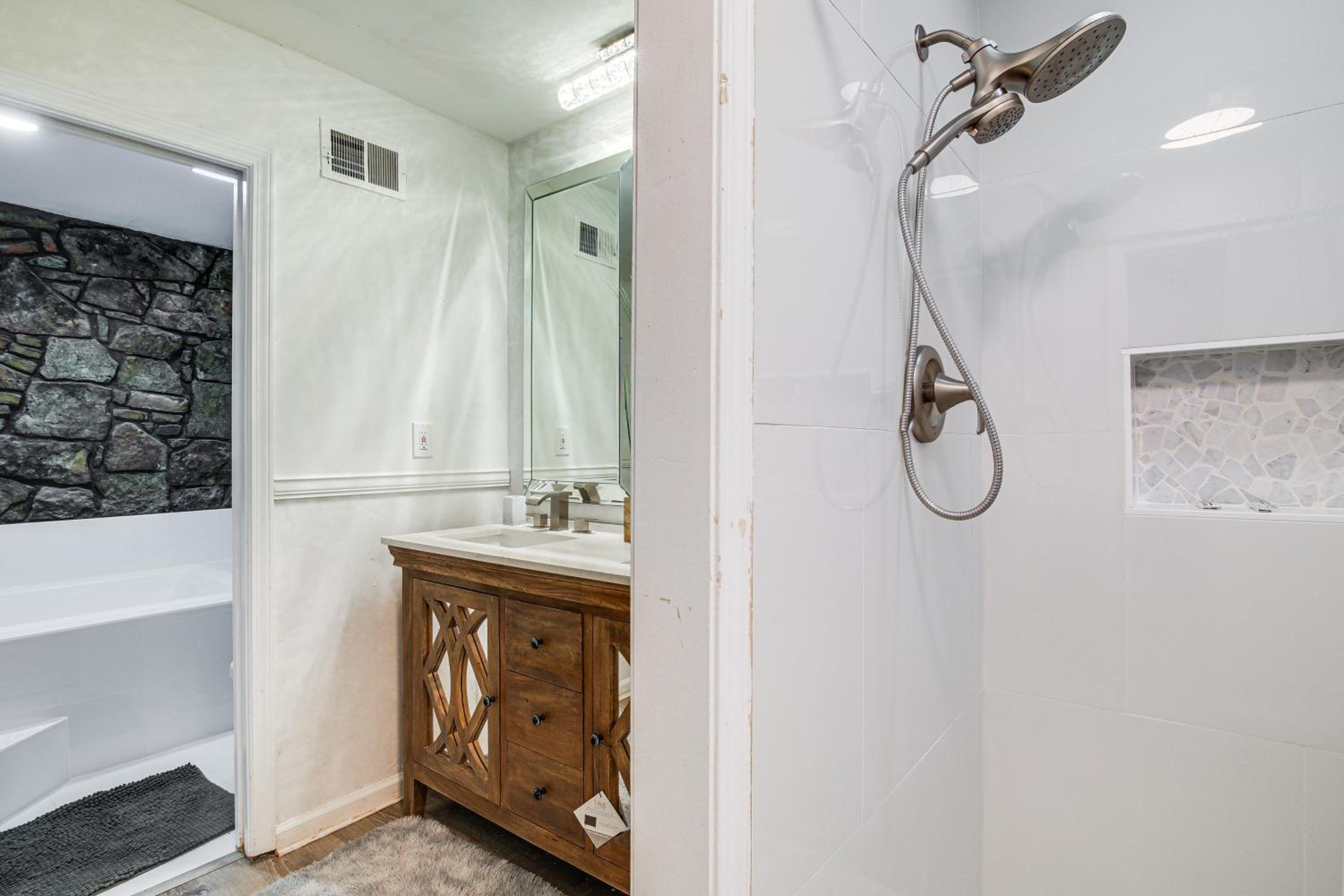 Private and Spacious Lakefront Home in Memphis!