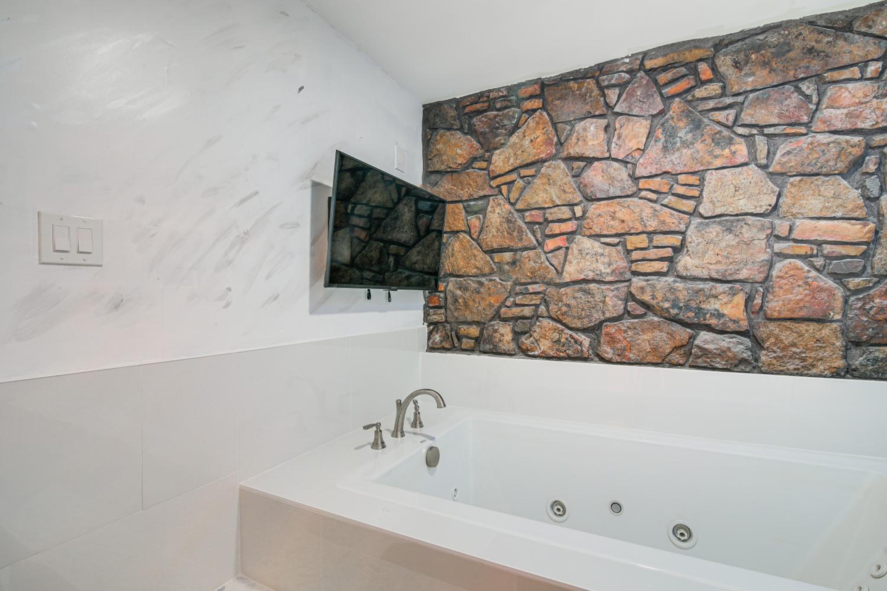 Private and Spacious Lakefront Home in Memphis!