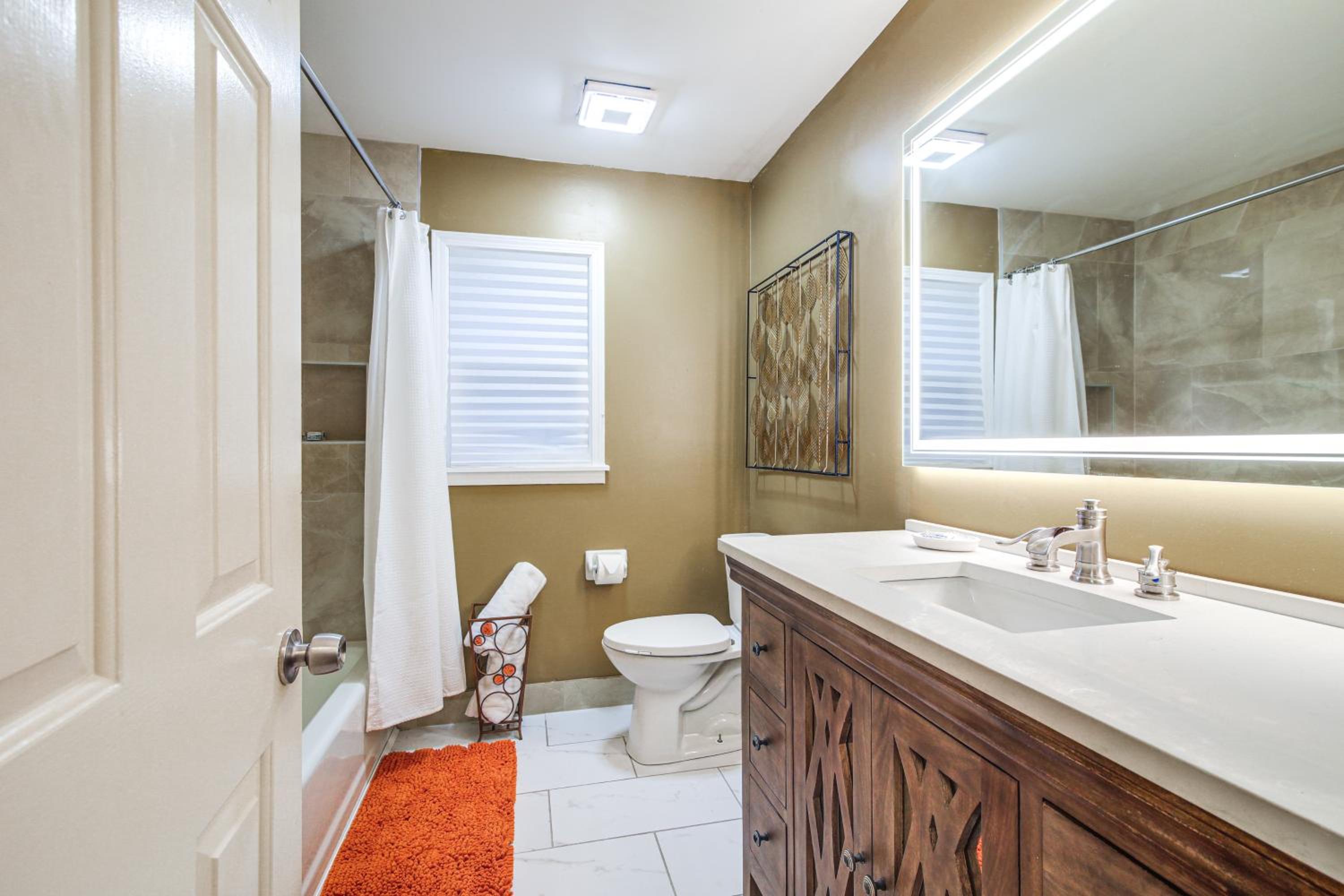 Private and Spacious Lakefront Home in Memphis!