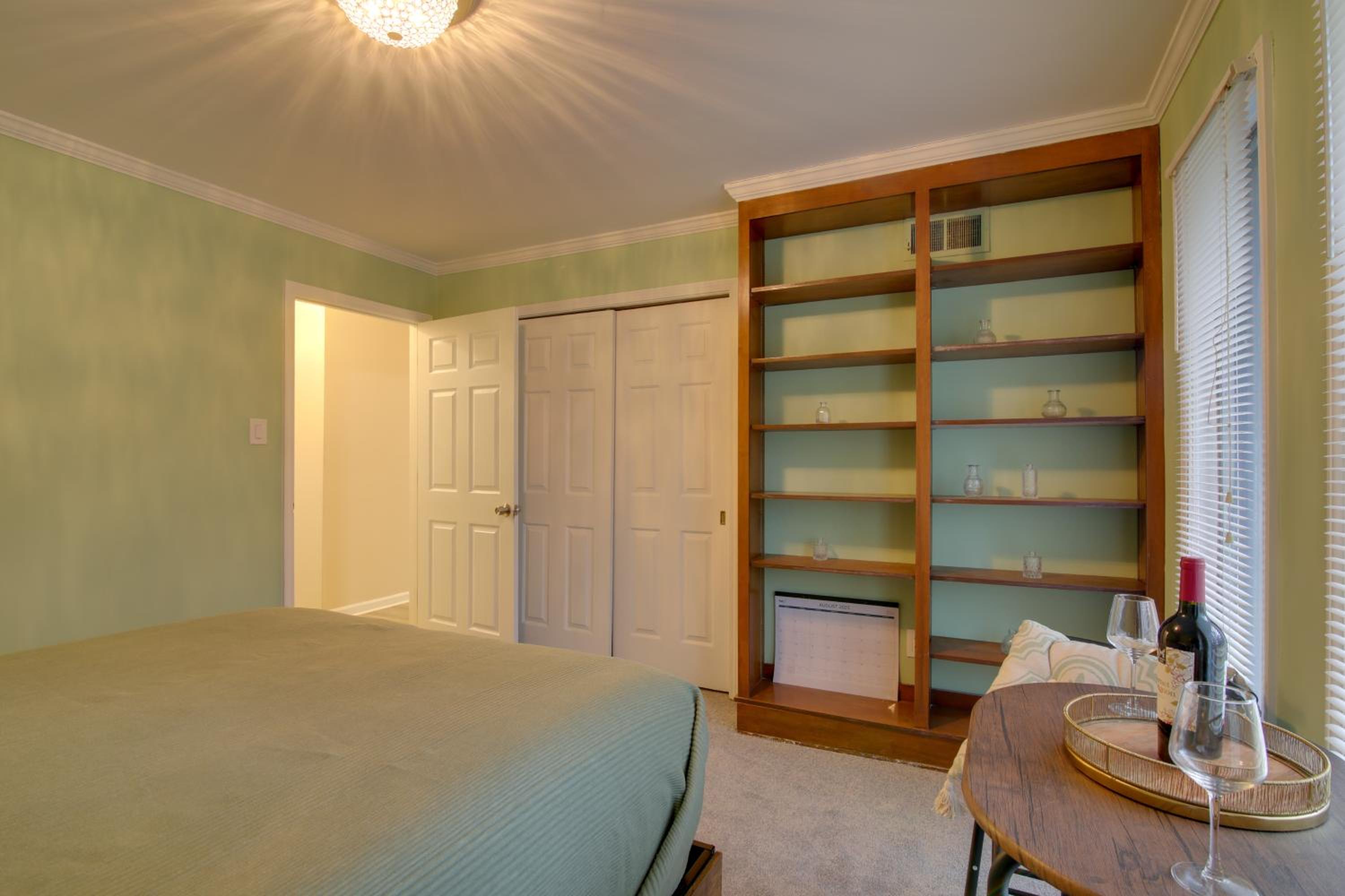 Private and Spacious Lakefront Home in Memphis!