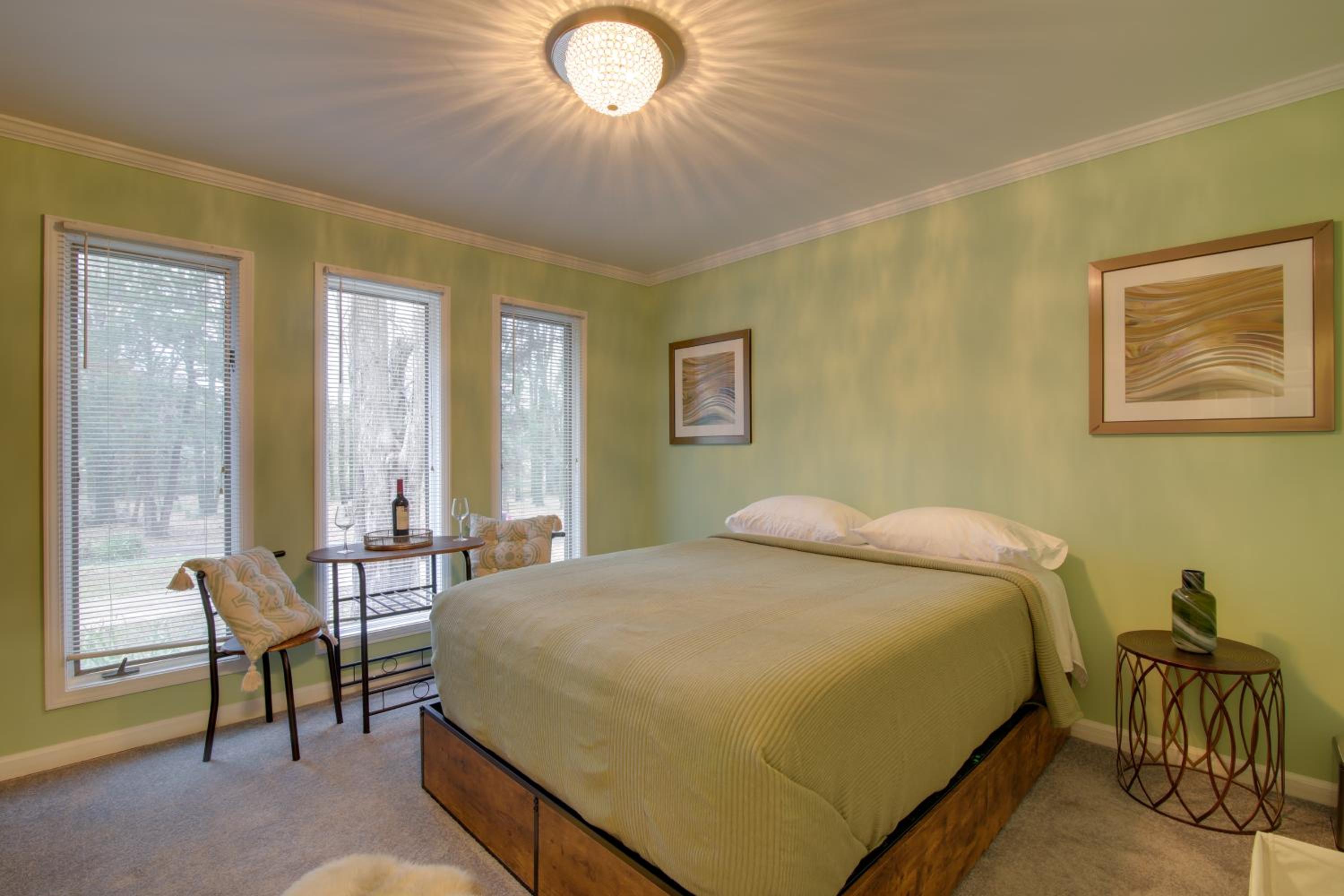 Private and Spacious Lakefront Home in Memphis!